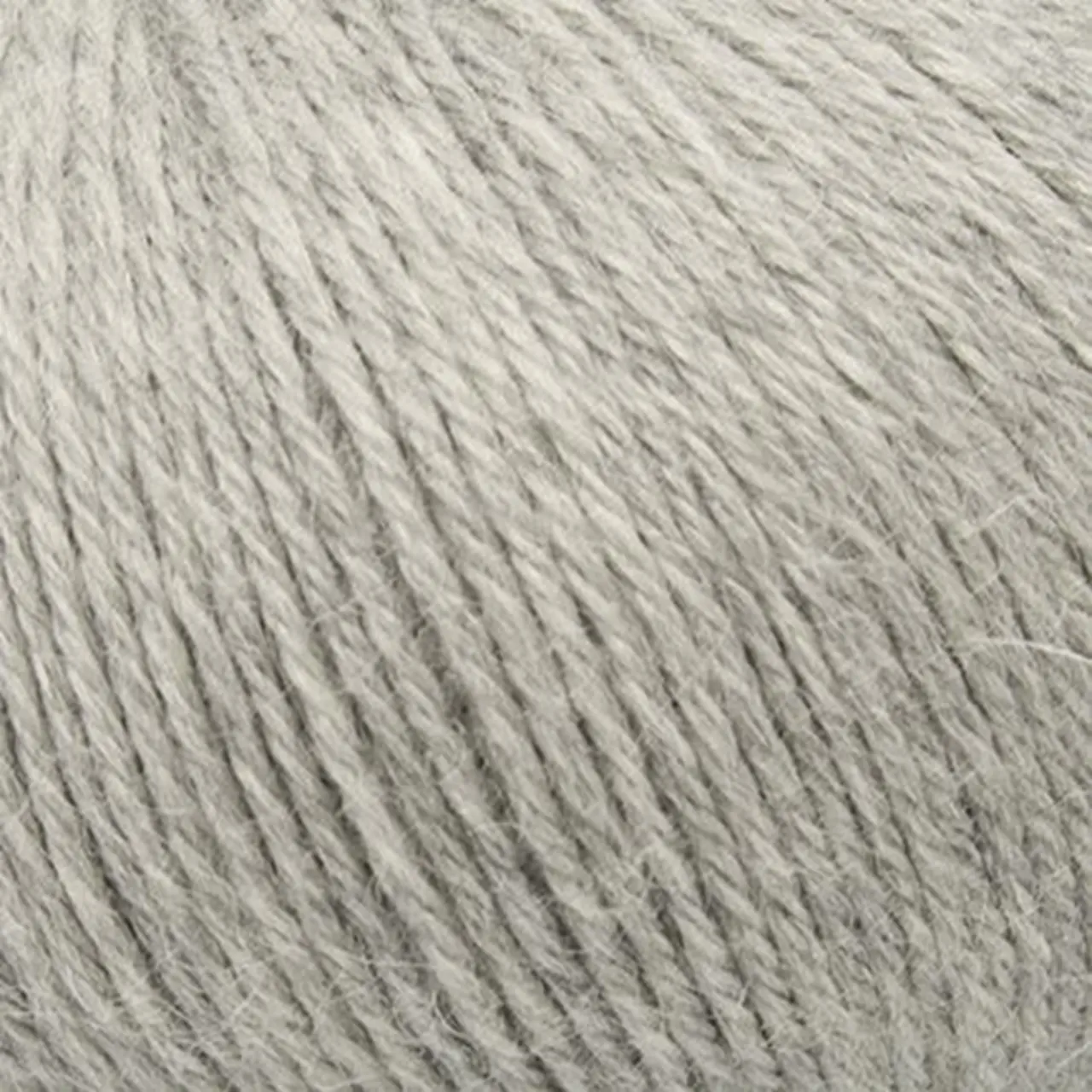 Unisocks 6-Fach G1 Grau von Laines Du Nord. Hochwertige extra dicke Sockenwolle in Uni-Farben für warme und langlebige Strickprojekte - ideal für kuschelige Wintersocken aber auch für Mützen Handschuhe oder Pullover.