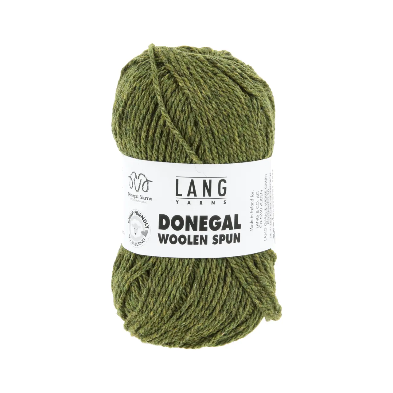 Donegal Woolen Spun 97 Olive von Lang Yarns. Mit traditionellen Maschinen und Techniken in der Region Donegal in Irland hergestellt besticht DONEGAL WOOLEN SPUN durch seine einzigartig melierten Farbtöne. Das Garn wird als Streichgarn (woolen spun) gefertigt bei dem kürzere Wollfasern locker miteinander versponnen werden ohne zuvor vollständig gekämmt oder parallelisiert zu werden. Im Gegensatz zum Kammgarn