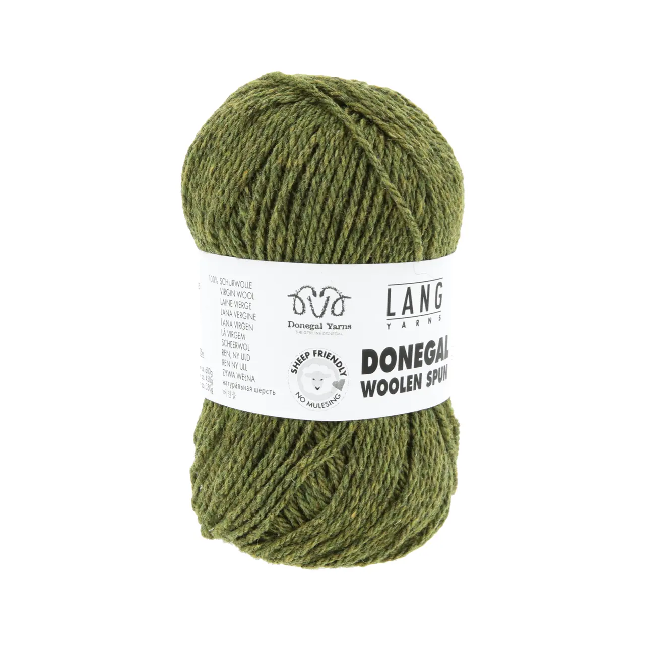 Donegal Woolen Spun 97 Olive von Lang Yarns. Mit traditionellen Maschinen und Techniken in der Region Donegal in Irland hergestellt besticht DONEGAL WOOLEN SPUN durch seine einzigartig melierten Farbtöne. Das Garn wird als Streichgarn (woolen spun) gefertigt bei dem kürzere Wollfasern locker miteinander versponnen werden ohne zuvor vollständig gekämmt oder parallelisiert zu werden. Im Gegensatz zum Kammgarn