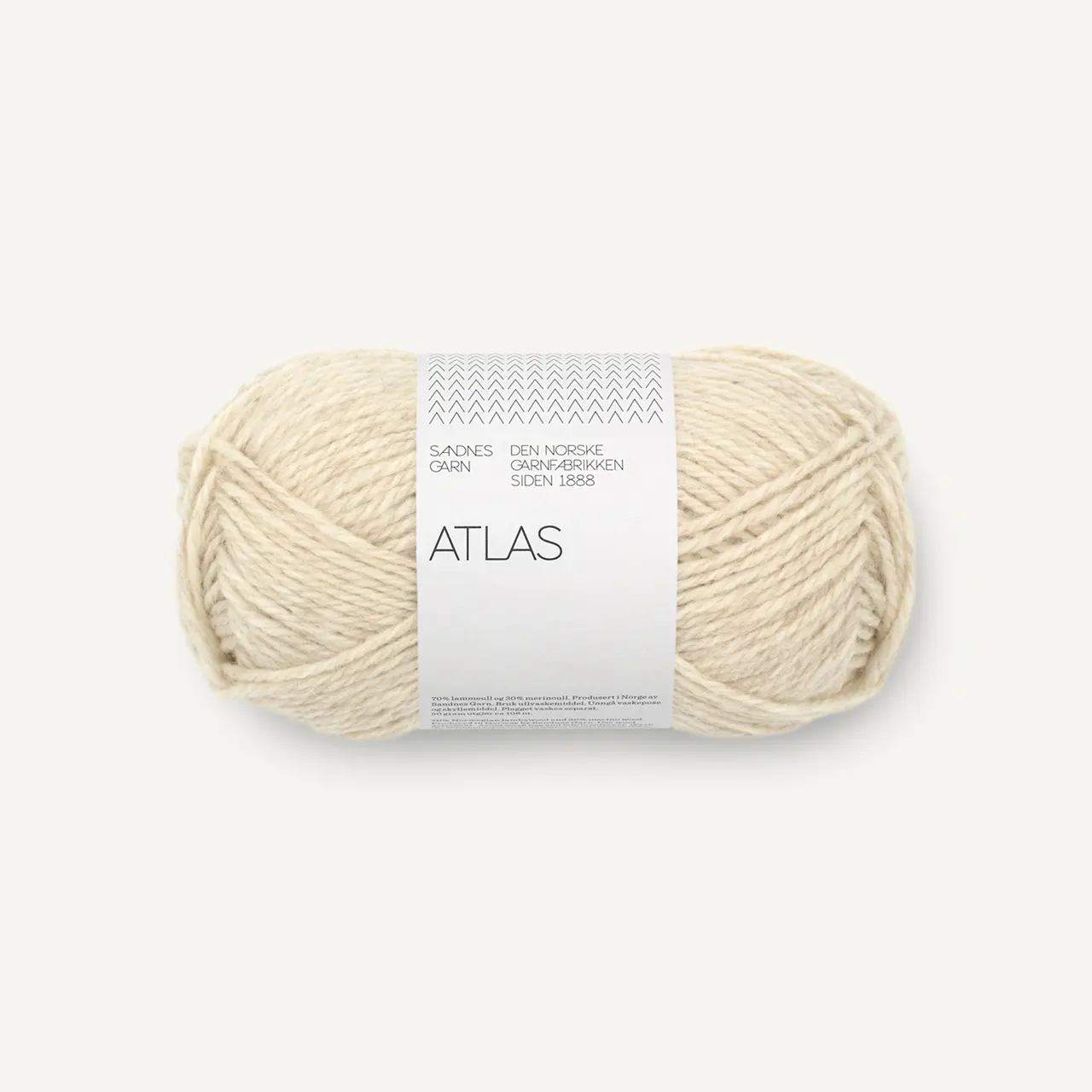 Atlas 2641 Natur Melert von Sandnes Garn. Ein wunderbar vielseitiges hochwertiges Wollgarn. Klassisch gemütlich und gleichzeitig modern. Die Kombination aus 70% norwegischer Lammwolle und 30 % Merinowolle macht es sowohl warm und robust als auch weich und angenehm auf der Haut. Trotz seines Volumens ist Atlas relativ leicht und lässt sich gut verarbeiten. Ideal für Pullover Cardigans Jacken oder warme Accessoires.