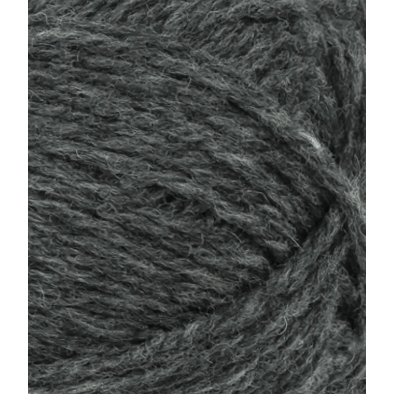 Atlas PetiteKnit 1070 Charcoal Mélange von Sandnes Garn. Ein wunderbar vielseitiges hochwertiges Wollgarn. Klassisch gemütlich und gleichzeitig modern. Die Kombination aus 70% norwegischer Lammwolle und 30 % Merinowolle macht es sowohl warm und robust als auch weich und angenehm auf der Haut. Trotz seines Volumens ist Atlas PetiteKnit relativ leicht und lässt sich gut verarbeiten. Ideal für Pullover Cardigans Jacken oder warme Accessoires in modernen trendigen Farben.