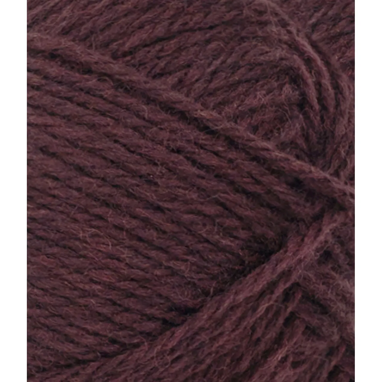Atlas PetiteKnit 4682 Velvet Fig von Sandnes Garn. Ein wunderbar vielseitiges hochwertiges Wollgarn. Klassisch gemütlich und gleichzeitig modern. Die Kombination aus 70% norwegischer Lammwolle und 30 % Merinowolle macht es sowohl warm und robust als auch weich und angenehm auf der Haut. Trotz seines Volumens ist Atlas PetiteKnit relativ leicht und lässt sich gut verarbeiten. Ideal für Pullover Cardigans Jacken oder warme Accessoires in modernen trendigen Farben.
