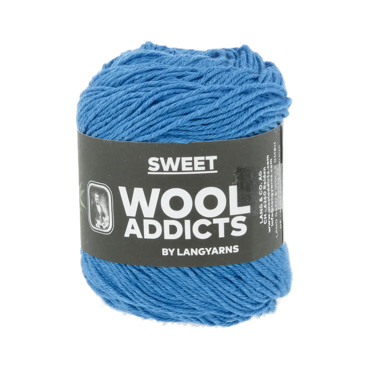 Sweet 110 Lagoon von Lang Yarns. Meet SWEET your new yarn crush. With 55% cotton and 45% bamboo viscose it’s got that silky shine and buttery-smooth feel that will have your needles swooning. And the drape you ask? Utterly irresistible.