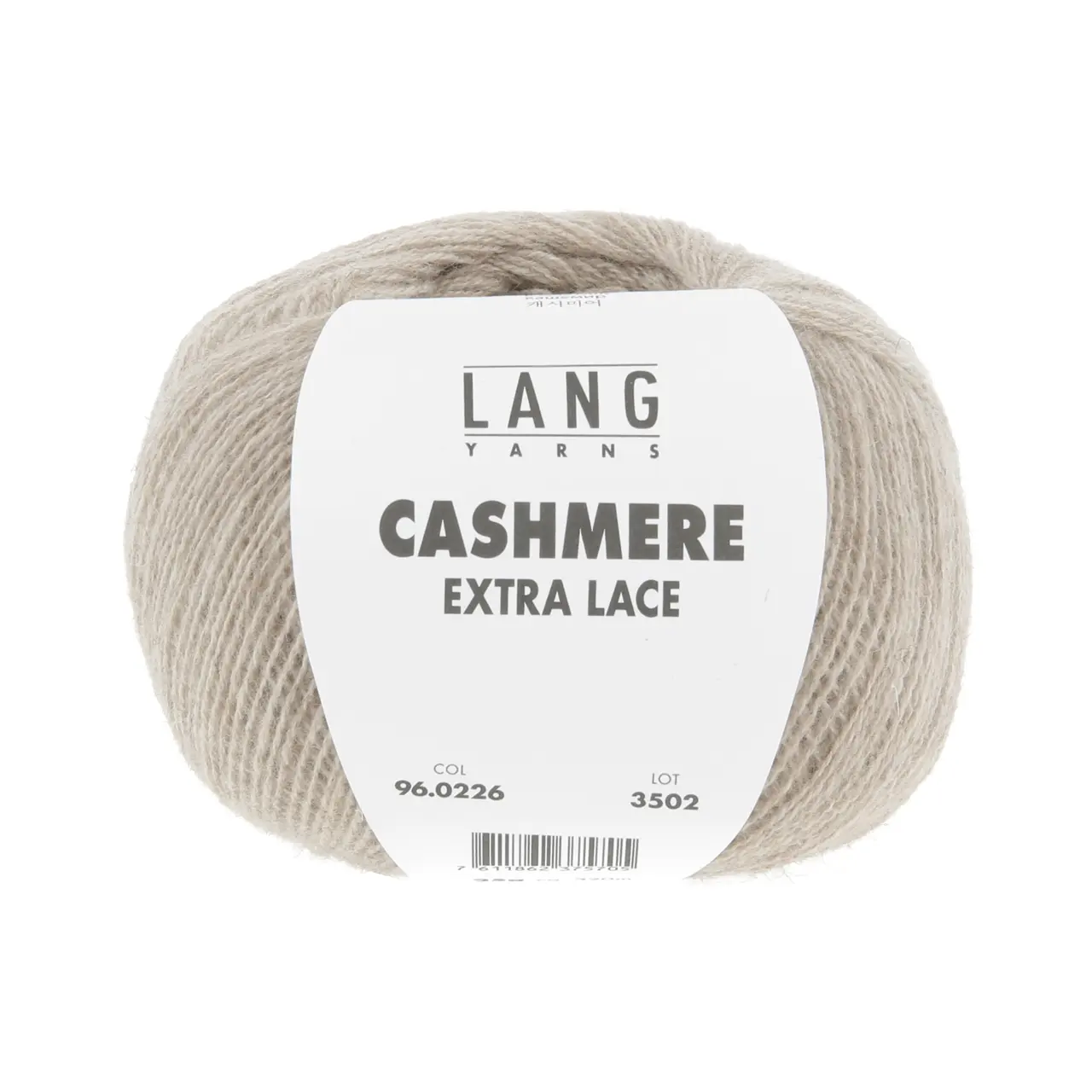 Cashmere Extra Lace 226 Sand Mélange von Lang Yarns. CASHMERE EXTRA LACE ist ein edles Beilaufgarn aus reinem Kaschmir das sich wunderbar weich und luxuriös anfühlt. Es eignet sich hervorragend zum Kombinieren mit anderen Garnen und ist eine hochwertige Alternative zu klassischen Mohair-Seide-Mischungen. Aber natürlich lässt es sich auch solo verstricken z. B. zu zarten Lace-Tüchern und filigranen Accessoires. Das Garn überzeugt durch seine Leichtigkeit und ist die perfekte Wahl für Strickprojekte