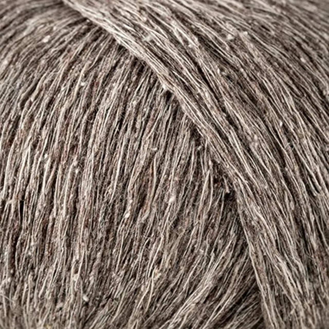 Linilk 6 Greige von Laines Du Nord. Eine leichte elegante und natürliche Verbindung der frischen strukturierten Haptik von Leinen mit der edlen Weichheit von Seide. Ideal für luftige Strickprojekte und sommerliche Kleidungsstücke mit purem Charakter.