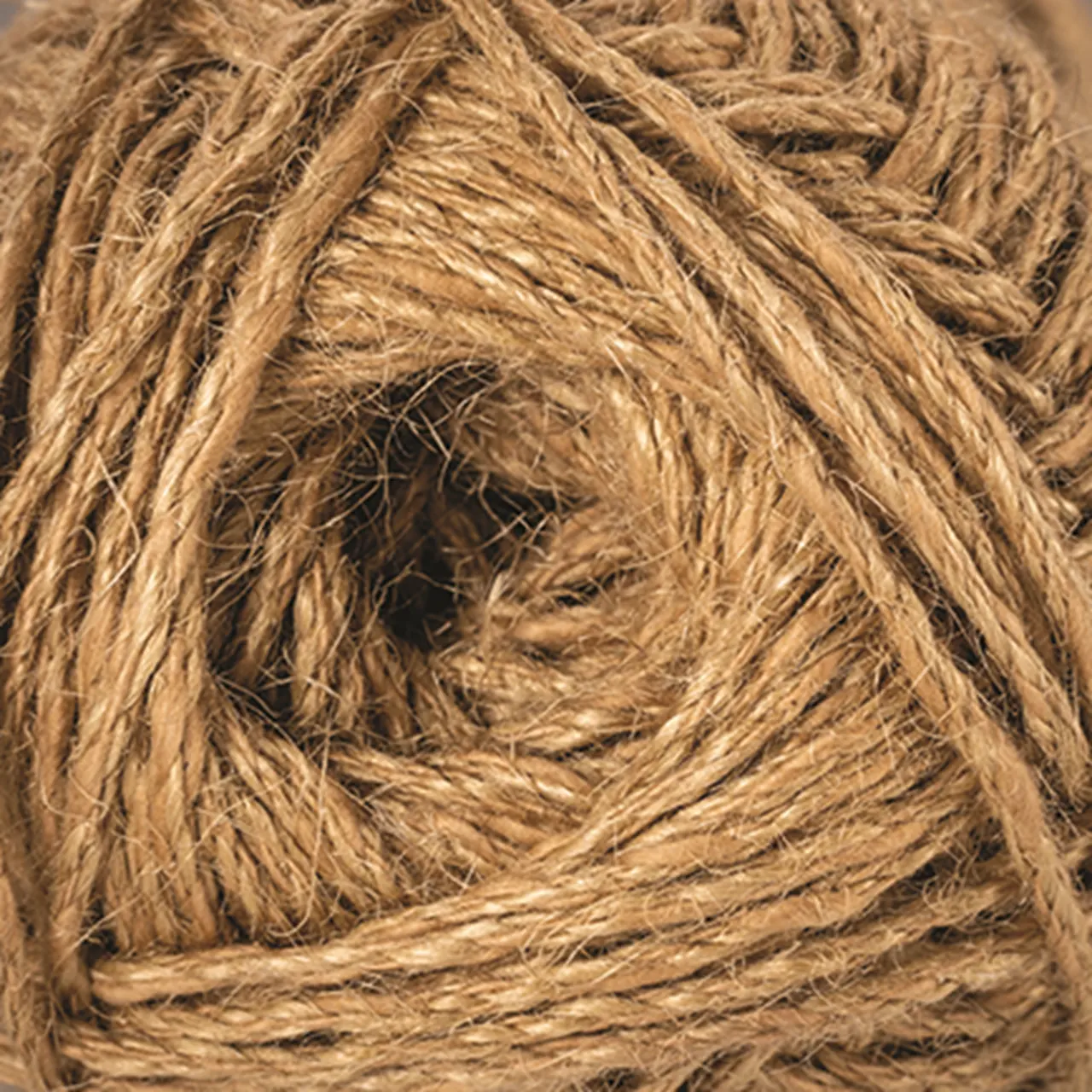 Natural Bag 32 Braun von Laines Du Nord. Ein natürliches Garn aus Jute und Baumwolle mit einer rustikalen Textur.