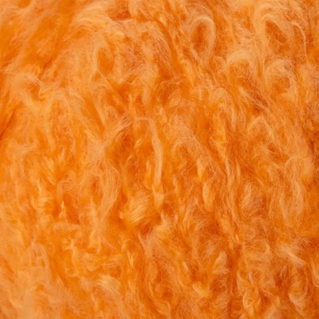 Plume 6 Orange von Laines Du Nord. Ein „Vier-Jahreszeiten“-Garn mit der besonders gebürsteten Verarbeitung der Makò-Baumwolle. Es zeichnet sich durch Qualität und Vielseitigkeit aus. Unvergleichlich weich und außergewöhnlich.