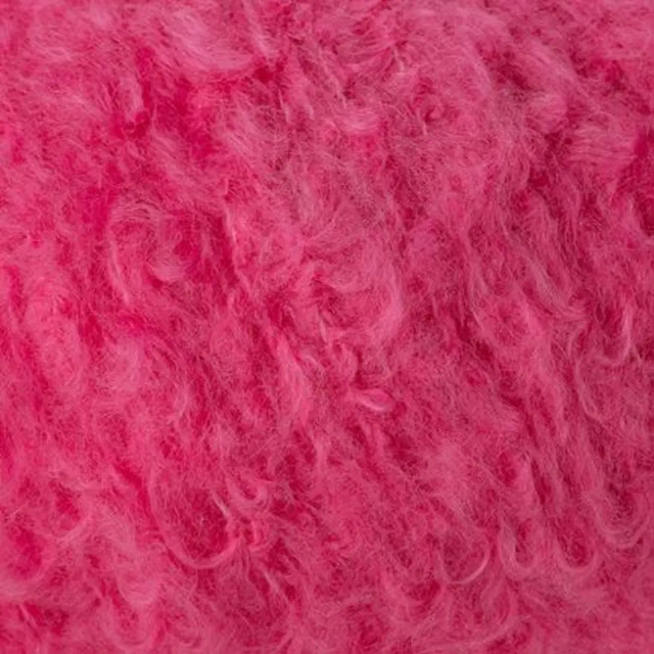 Plume 8 Pink/Fuchsia von Laines Du Nord. Ein „Vier-Jahreszeiten“-Garn mit der besonders gebürsteten Verarbeitung der Makò-Baumwolle. Es zeichnet sich durch Qualität und Vielseitigkeit aus. Unvergleichlich weich und außergewöhnlich.