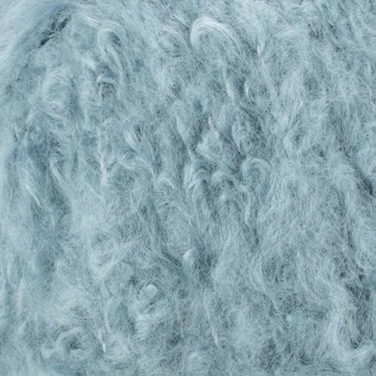 Plume 14 Eisblau/Hellblau von Laines Du Nord. Ein „Vier-Jahreszeiten“-Garn mit der besonders gebürsteten Verarbeitung der Makò-Baumwolle. Es zeichnet sich durch Qualität und Vielseitigkeit aus. Unvergleichlich weich und außergewöhnlich.