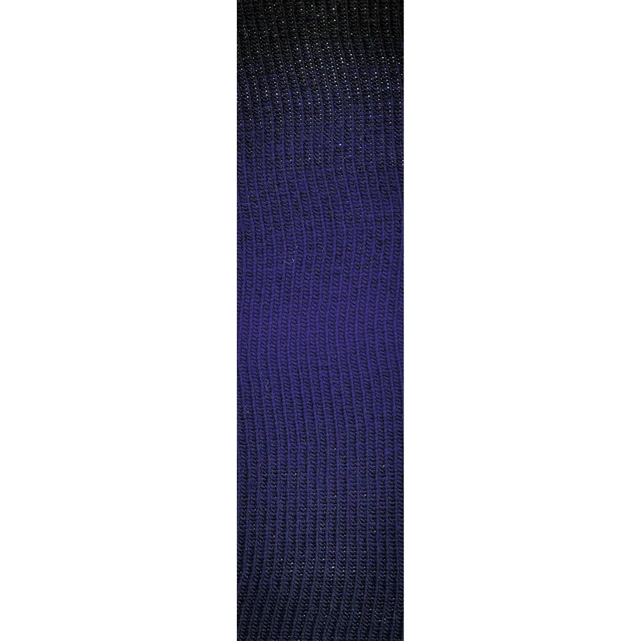 Poema 810 Schwarzblau/Indigo/Nachtblau von Laines Du Nord. 100% mulesing-freie Wolle für ein Garn dessen Farben sich in einer perfekten Sequenz zu einem Dégradé-Effekt verbinden.