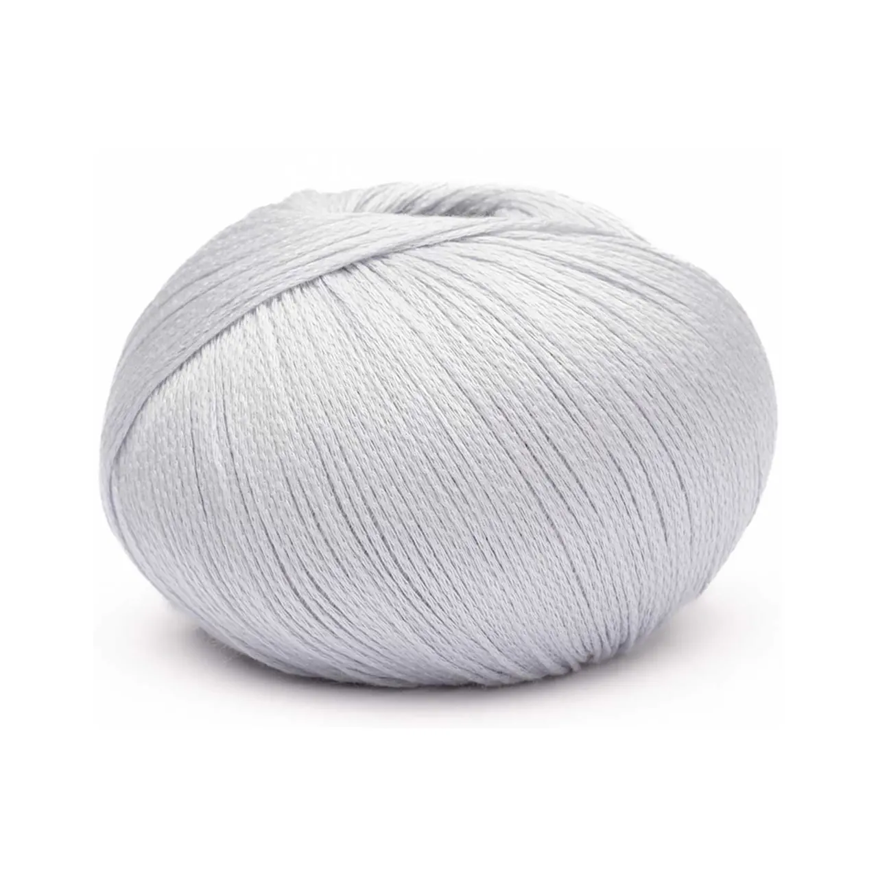 Arctic Pearl 14 Gletscher von Pascuali. Ein wirklich einzigartiges Naturgarn - das einzige vegane Garn seiner Art. Es vereint Schönheit und Nachhaltigkeit und bietet Vorteile für Haut und Körper. Arctic Pearl umhüllt deine Haut mit Luxus und bewegt sich im Einklang mit der Erde - die perfekte Wahl für alle die Wert auf Ästhetik und Nachhaltigkeit legen.