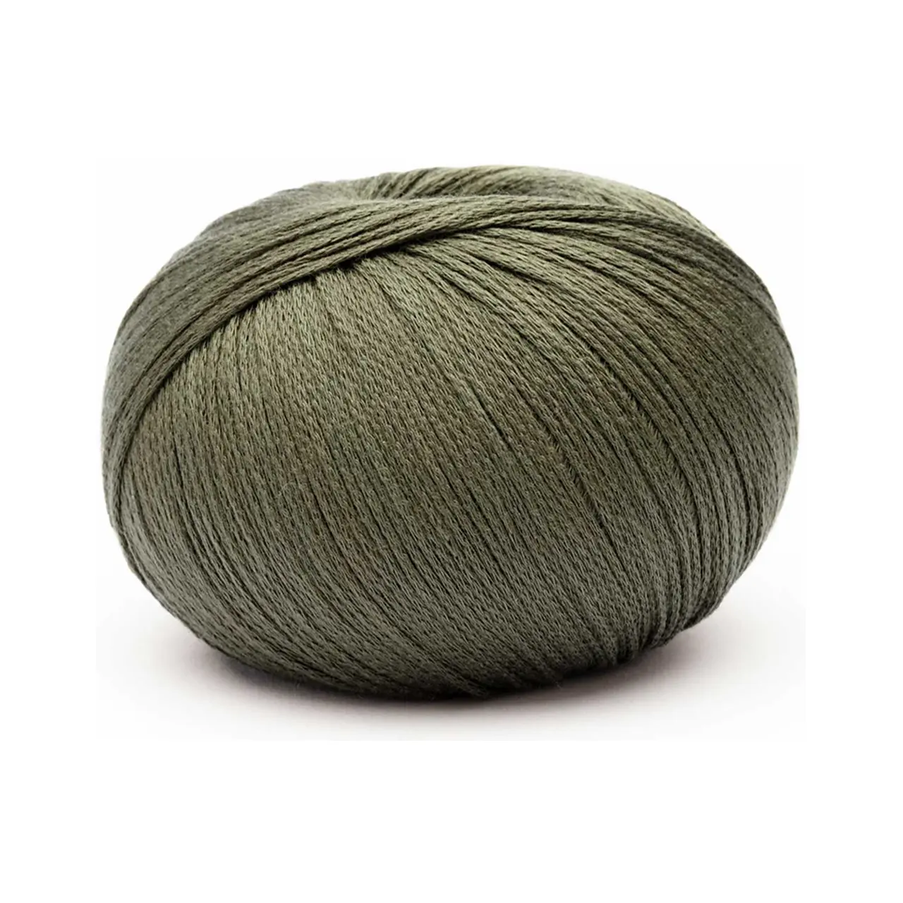 Arctic Pearl 20 Oliv von Pascuali. Ein wirklich einzigartiges Naturgarn - das einzige vegane Garn seiner Art. Es vereint Schönheit und Nachhaltigkeit und bietet Vorteile für Haut und Körper. Arctic Pearl umhüllt deine Haut mit Luxus und bewegt sich im Einklang mit der Erde - die perfekte Wahl für alle die Wert auf Ästhetik und Nachhaltigkeit legen.