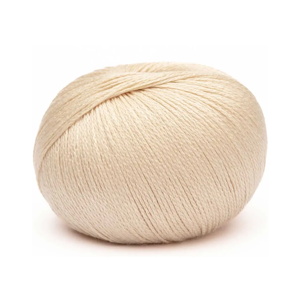 Arctic Pearl 21 Sand von Pascuali. Ein wirklich einzigartiges Naturgarn - das einzige vegane Garn seiner Art. Es vereint Schönheit und Nachhaltigkeit und bietet Vorteile für Haut und Körper. Arctic Pearl umhüllt deine Haut mit Luxus und bewegt sich im Einklang mit der Erde - die perfekte Wahl für alle die Wert auf Ästhetik und Nachhaltigkeit legen.