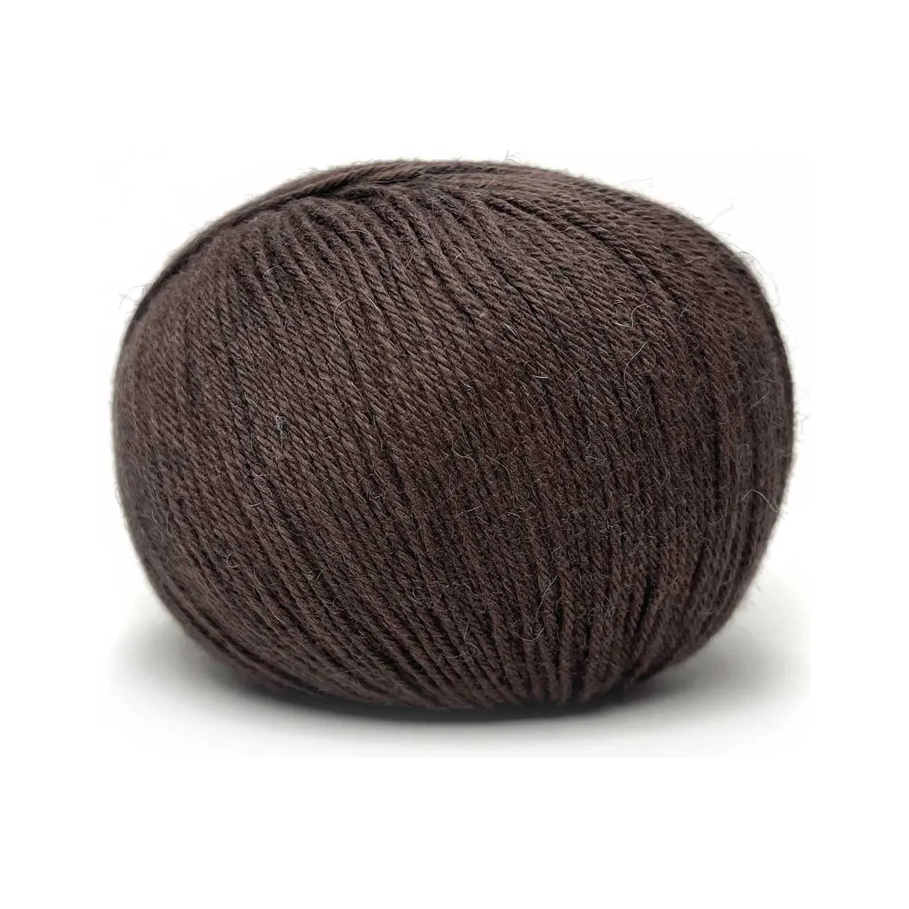 Puno Winikunka (GOTS) 76 Espresso von Pascuali. Eine traumhaft weiche Mischung aus Baumwolle (GOTS) und Alpakawolle. Das Garn eignet sich perfekt für leichte Oberteile und genausogut für Accessoires wie Schals oder Tücher. Puno Winikunka ist angenehm weich und kann auch direkt auf der Haut getragen werden.