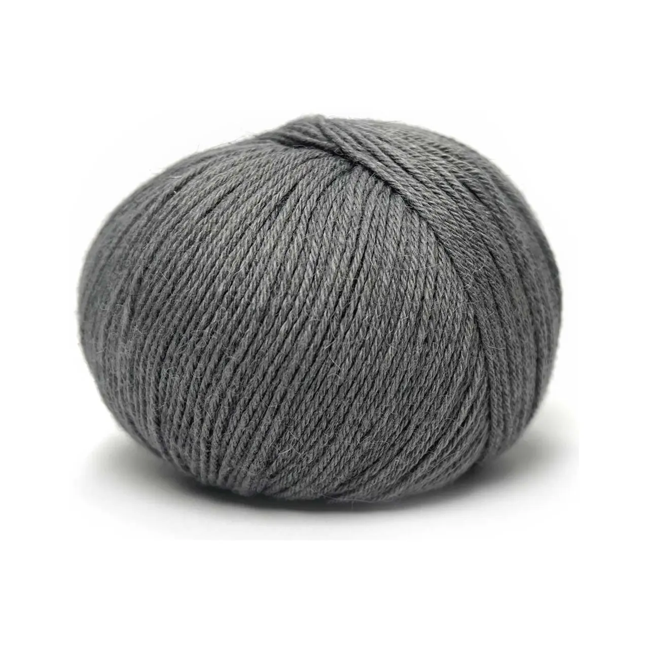 Puno Winikunka (GOTS) 78 Blei von Pascuali. Eine traumhaft weiche Mischung aus Baumwolle (GOTS) und Alpakawolle. Das Garn eignet sich perfekt für leichte Oberteile und genausogut für Accessoires wie Schals oder Tücher. Puno Winikunka ist angenehm weich und kann auch direkt auf der Haut getragen werden.