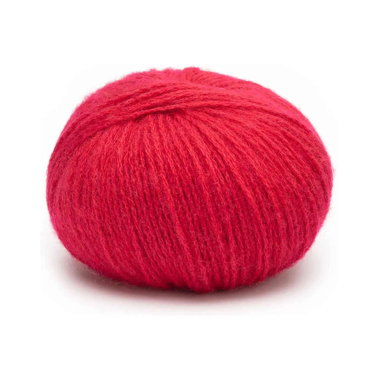 Cashmere 6/28 95 Scharlachrot von Pascuali. Die Cashmere 6/28 ist herrlich weich und das verstrickte Garn blüht mit der ersten Wäsche regelrecht auf. Pullover Strickjacken und Handwärmer sind wunderbare Projekte um sie aus diesem besonderen Garn zu stricken. Es ist in der Tat so weich und leicht dass selbst Menschen mit empfindlichster Haut es tragen können da es nicht juckt oder kratzt. Außerdem ist es sehr anpassungsfähig an die Temperatur. Im Winter hält es warm und isoliert während es im Sommer dafür sorgt dass man nicht ins Schwitzen kommt denn die Kaschmirfaser ist atmungsaktiv. Pascuali bietet eine der besten Kaschmirqualitäten an die derzeit auf dem Markt erhältlich sind. Weil hohe Qualität artgerechte Tierhaltung fair gehandelte und ökologisch hergestellte Produkte im Mittelpunkt unseres Handelns stehen haben wir dafür gesorgt dass unser Kaschmir von der mongolischen Handelskammer bio-zertifiziert ist.