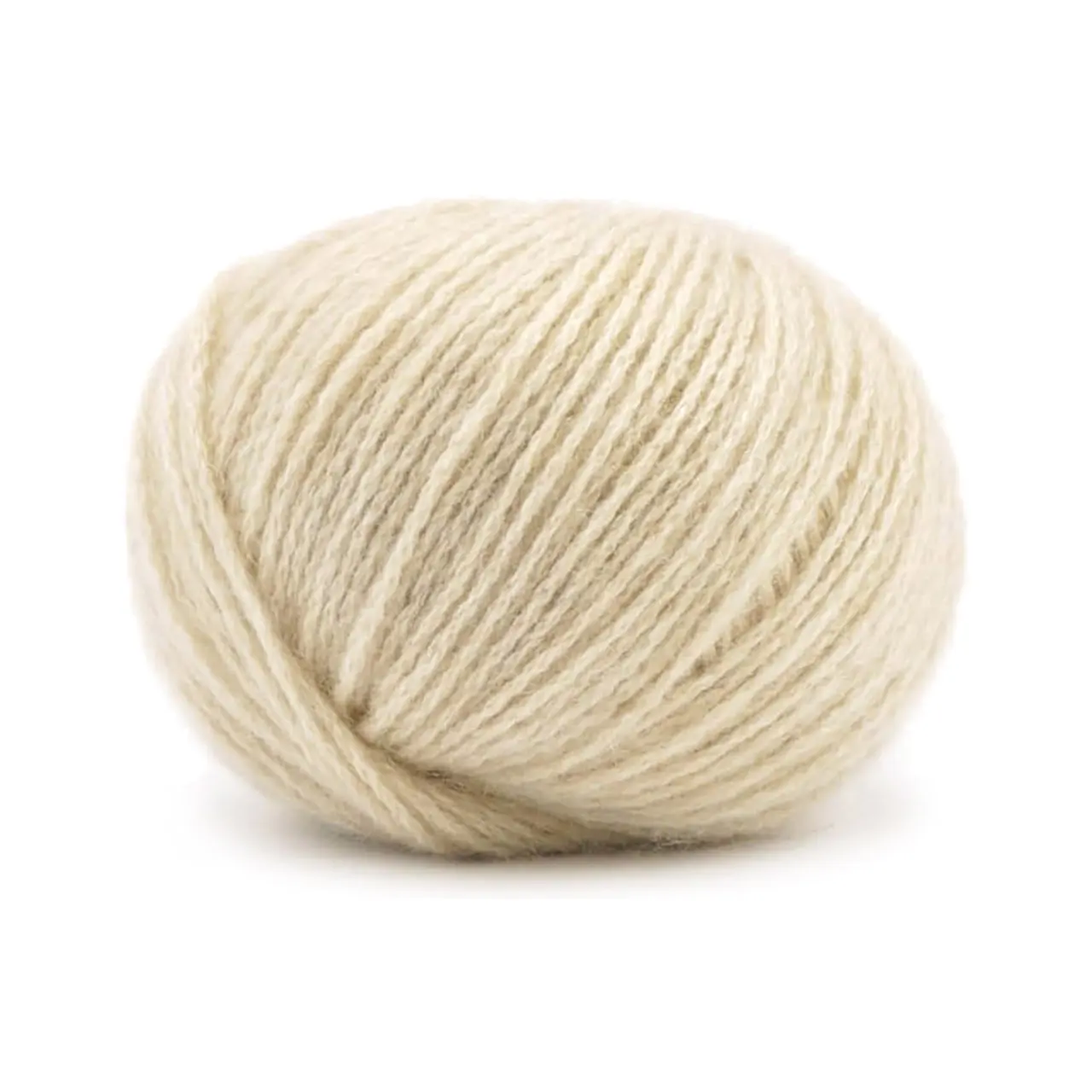 Cashmere 6/28 20 Creme von Pascuali. Die Cashmere 6/28 ist herrlich weich und das verstrickte Garn blüht mit der ersten Wäsche regelrecht auf. Pullover Strickjacken und Handwärmer sind wunderbare Projekte um sie aus diesem besonderen Garn zu stricken. Es ist in der Tat so weich und leicht dass selbst Menschen mit empfindlichster Haut es tragen können da es nicht juckt oder kratzt. Außerdem ist es sehr anpassungsfähig an die Temperatur. Im Winter hält es warm und isoliert während es im Sommer dafür sorgt dass man nicht ins Schwitzen kommt denn die Kaschmirfaser ist atmungsaktiv. Pascuali bietet eine der besten Kaschmirqualitäten an die derzeit auf dem Markt erhältlich sind. Weil hohe Qualität artgerechte Tierhaltung fair gehandelte und ökologisch hergestellte Produkte im Mittelpunkt unseres Handelns stehen haben wir dafür gesorgt dass unser Kaschmir von der mongolischen Handelskammer bio-zertifiziert ist.