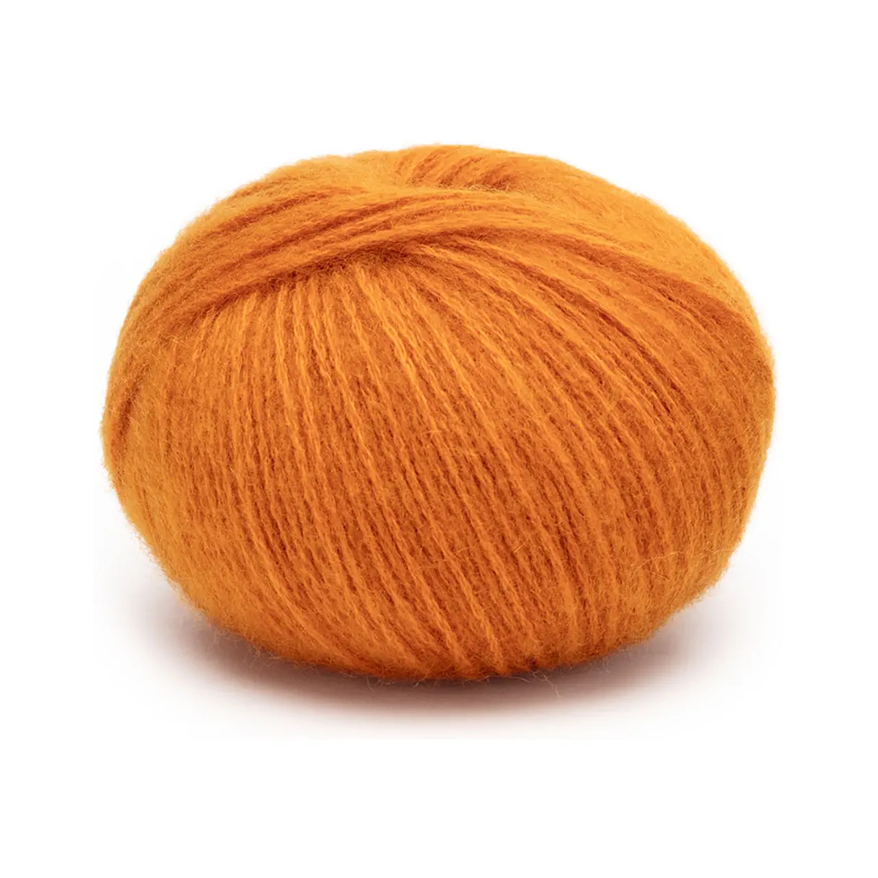 Cashmere 6/28 93 Rost von Pascuali. Die Cashmere 6/28 ist herrlich weich und das verstrickte Garn blüht mit der ersten Wäsche regelrecht auf. Pullover Strickjacken und Handwärmer sind wunderbare Projekte um sie aus diesem besonderen Garn zu stricken. Es ist in der Tat so weich und leicht dass selbst Menschen mit empfindlichster Haut es tragen können da es nicht juckt oder kratzt. Außerdem ist es sehr anpassungsfähig an die Temperatur. Im Winter hält es warm und isoliert während es im Sommer dafür sorgt dass man nicht ins Schwitzen kommt denn die Kaschmirfaser ist atmungsaktiv. Pascuali bietet eine der besten Kaschmirqualitäten an die derzeit auf dem Markt erhältlich sind. Weil hohe Qualität artgerechte Tierhaltung fair gehandelte und ökologisch hergestellte Produkte im Mittelpunkt unseres Handelns stehen haben wir dafür gesorgt dass unser Kaschmir von der mongolischen Handelskammer bio-zertifiziert ist.