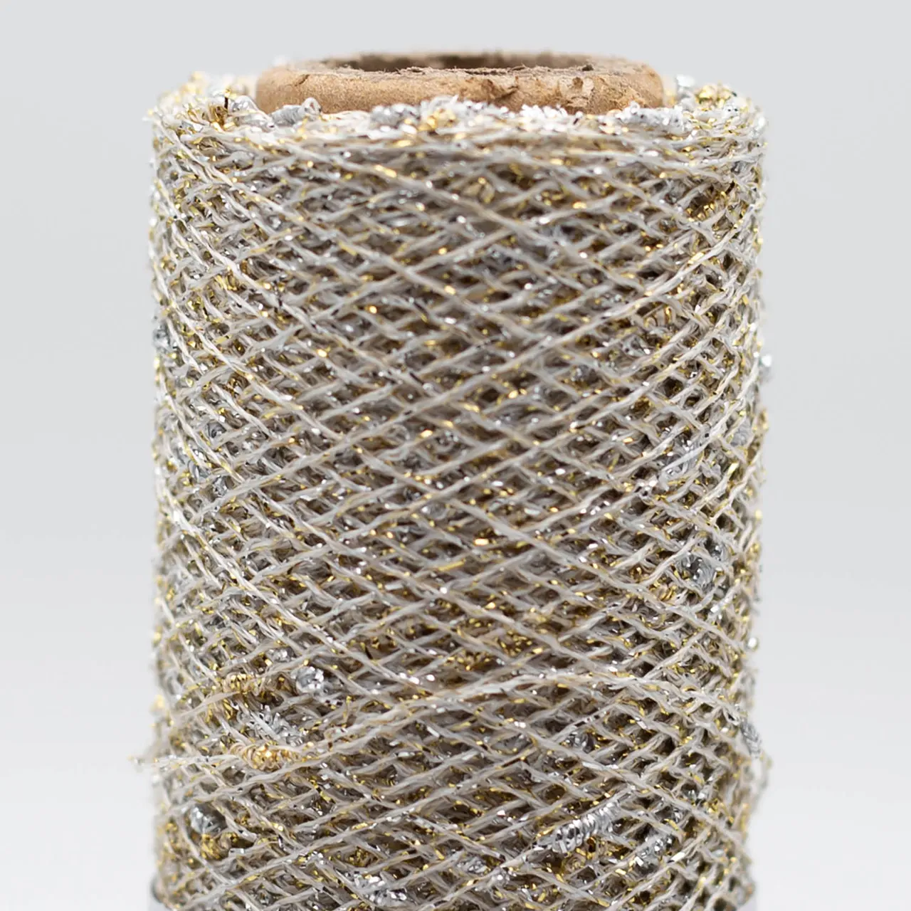 Twinkle 701 Weiß-Gold von Kremke Soul Wool. Wie Sternenstaub erscheint dieses weiche dezente japanische Glitzergarn mit den kleinen Nöppchen.