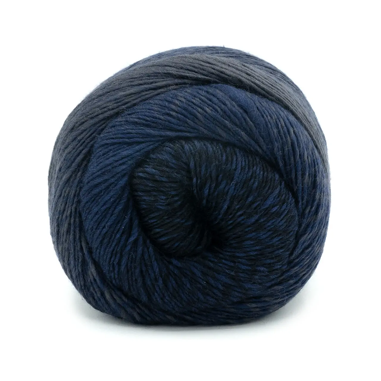 Poema Cashmere 93 Schwarz/Grau/Blau von Laines Du Nord. Hier vereint sich die edelste Faser Kaschmir mit feinster Premium-Merinowolle um das eleganteste Gedicht des Strick-Universums zu komponieren.