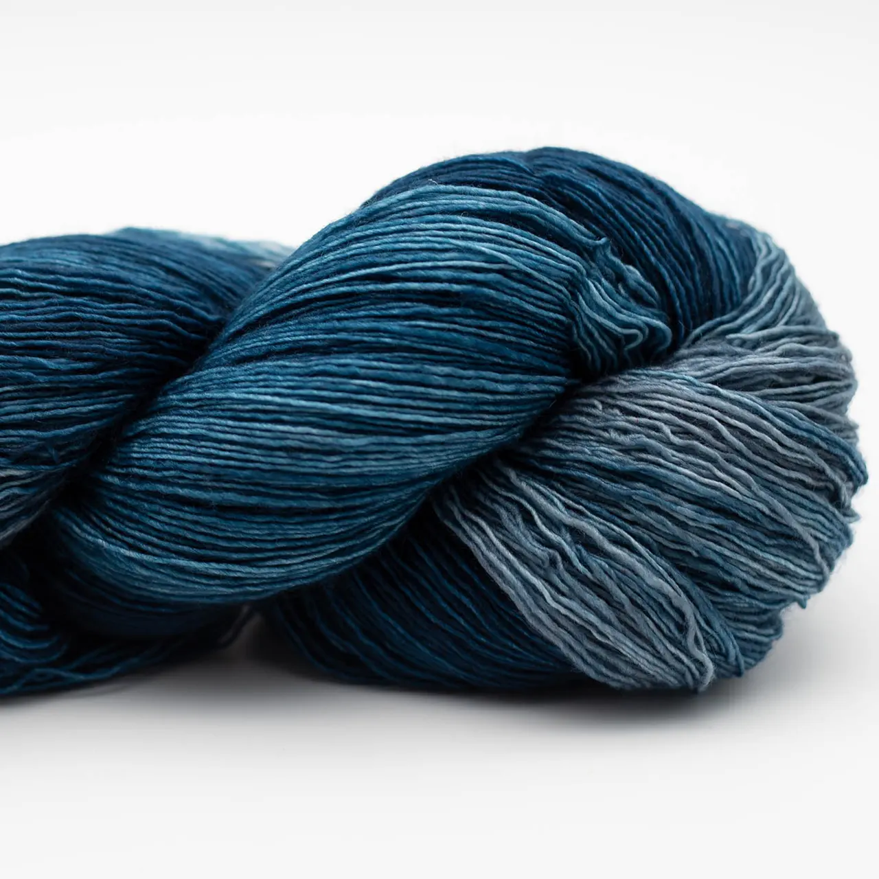 Marina 27 Petrol (Blau. Petrol) von Manos del Uruguay. Ein luxuriöses handgefärbtes Lace-Garn das durch seine besondere Feinheit und Weichheit besticht mit intensiven Farben und leichtem Glanz. Ideal für filigrane und leichte Projekte wie Tücher Schals und Stolen.