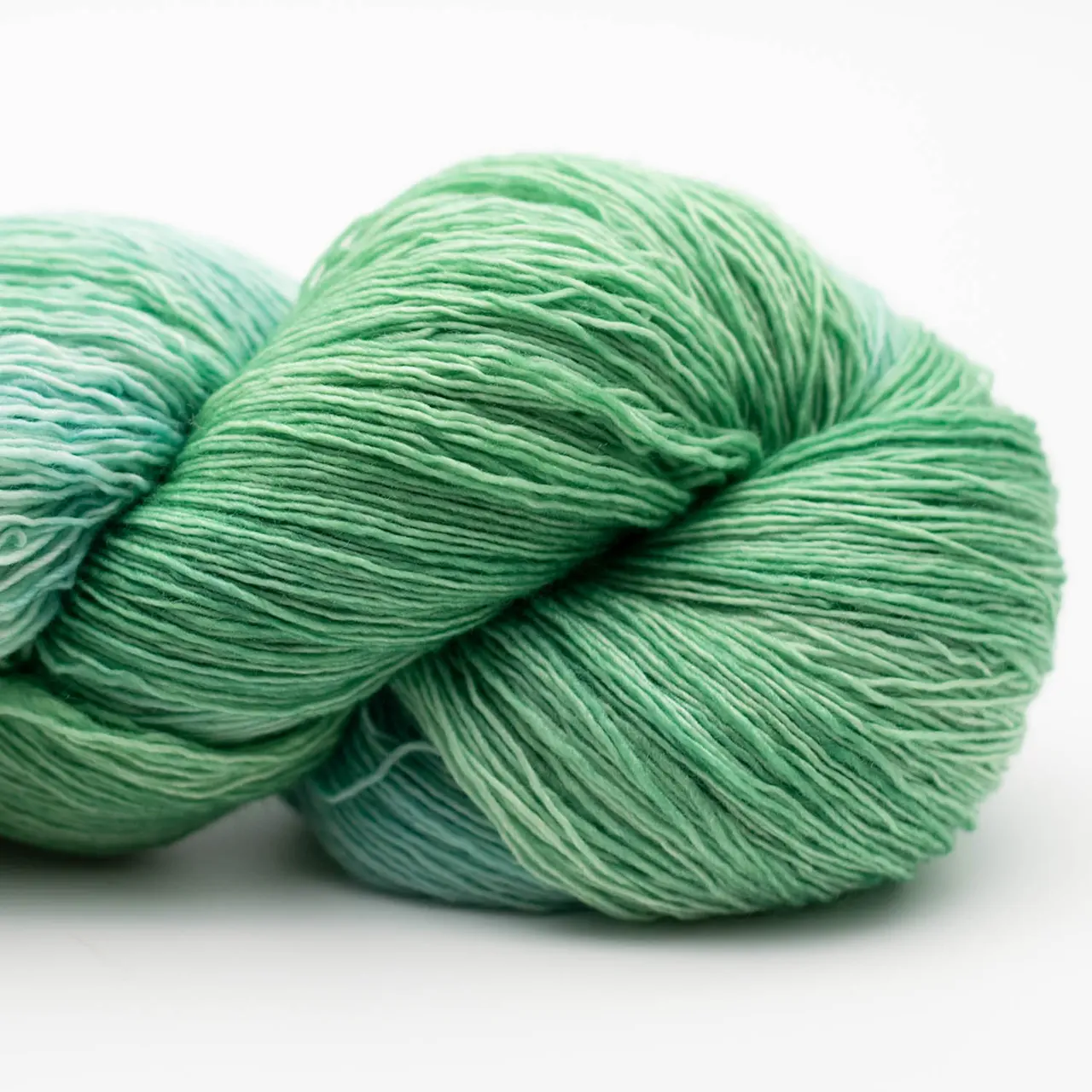 Marina 28 Wasabi (Grün. Blau. Mint) von Manos del Uruguay. Ein luxuriöses handgefärbtes Lace-Garn das durch seine besondere Feinheit und Weichheit besticht mit intensiven Farben und leichtem Glanz. Ideal für filigrane und leichte Projekte wie Tücher Schals und Stolen.