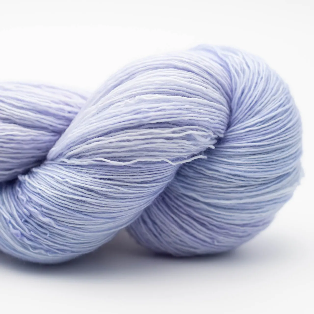 Marina 36 Lavanda (Lila. Flieder) von Manos del Uruguay. Ein luxuriöses handgefärbtes Lace-Garn das durch seine besondere Feinheit und Weichheit besticht mit intensiven Farben und leichtem Glanz. Ideal für filigrane und leichte Projekte wie Tücher Schals und Stolen.