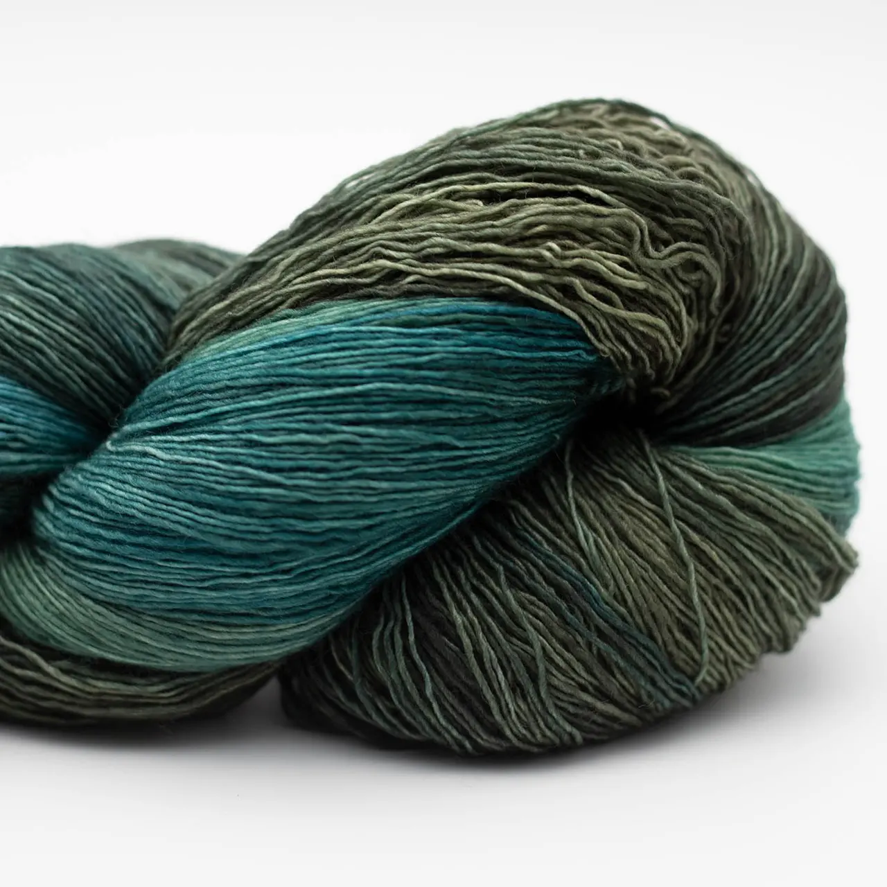 Marina 37 Arboretum (Grün) von Manos del Uruguay. Ein luxuriöses handgefärbtes Lace-Garn das durch seine besondere Feinheit und Weichheit besticht mit intensiven Farben und leichtem Glanz. Ideal für filigrane und leichte Projekte wie Tücher Schals und Stolen.