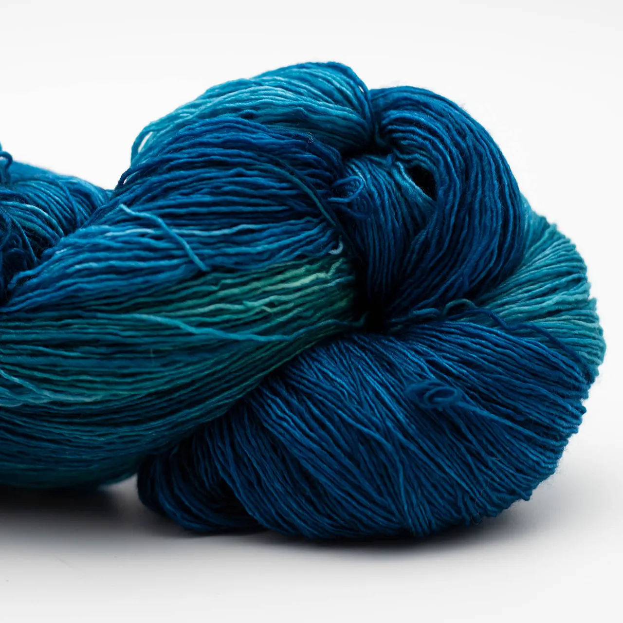 Marina 44 Atlantis (Blau. Türkis) von Manos del Uruguay. Ein luxuriöses handgefärbtes Lace-Garn das durch seine besondere Feinheit und Weichheit besticht mit intensiven Farben und leichtem Glanz. Ideal für filigrane und leichte Projekte wie Tücher Schals und Stolen.