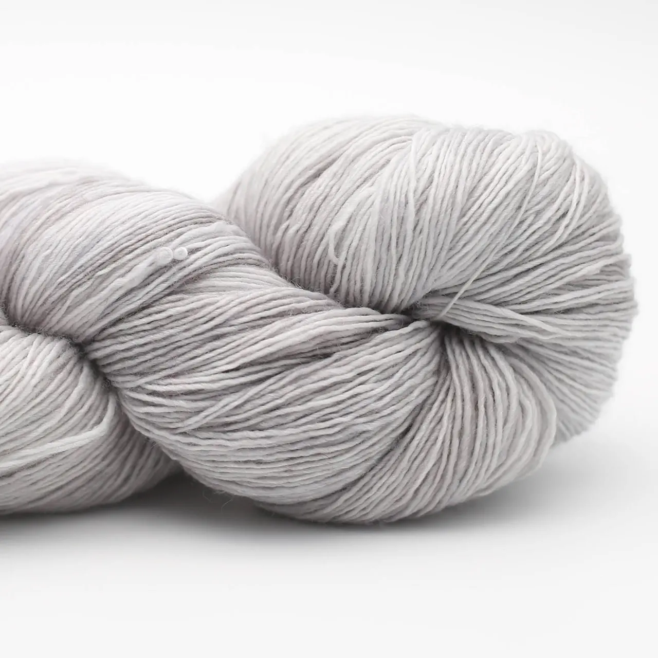 Marina 45 Luna (Grau. Weiß. Beige) von Manos del Uruguay. Ein luxuriöses handgefärbtes Lace-Garn das durch seine besondere Feinheit und Weichheit besticht mit intensiven Farben und leichtem Glanz. Ideal für filigrane und leichte Projekte wie Tücher Schals und Stolen.