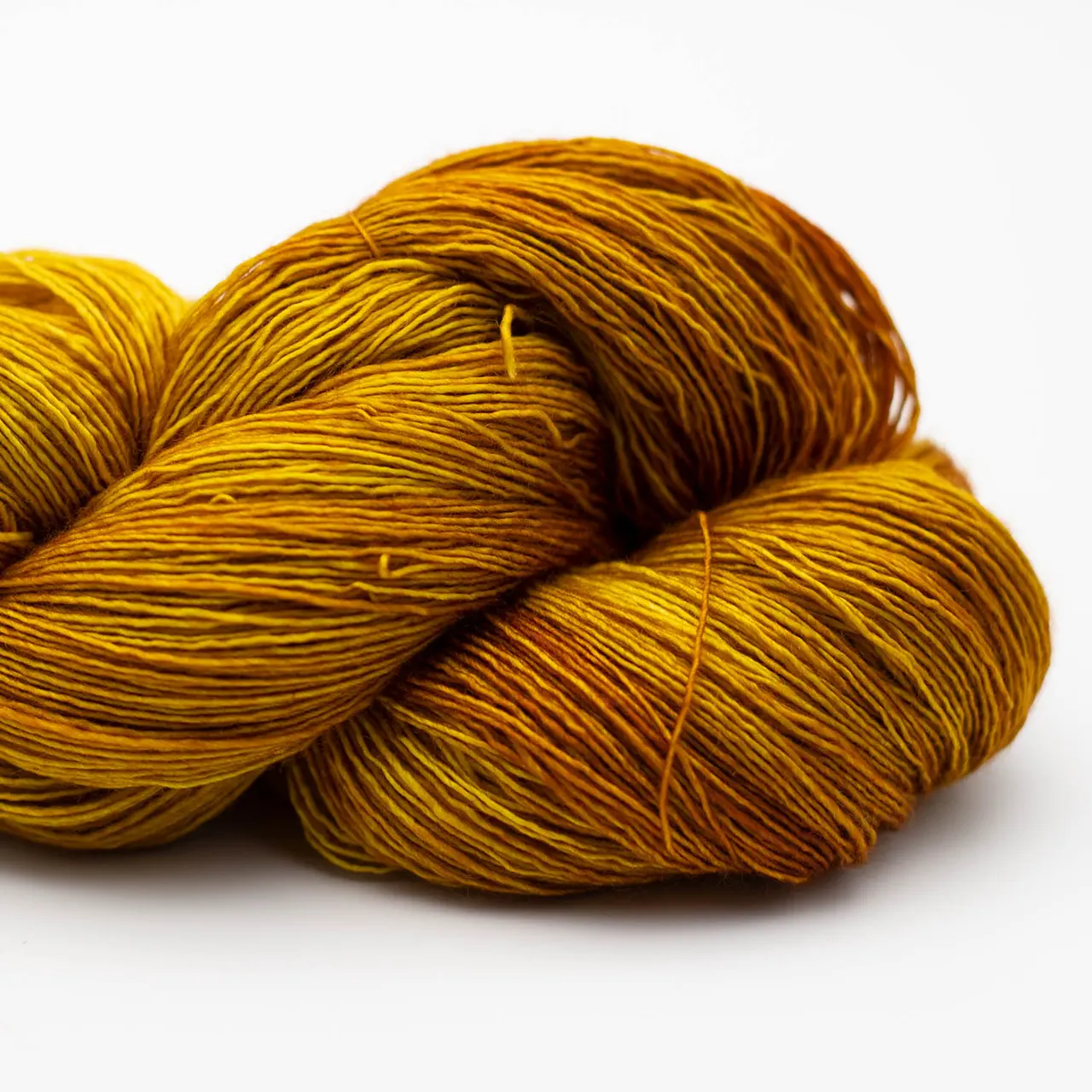Marina 53 Filgree (Gelb. Braun. Ocker) von Manos del Uruguay. Ein luxuriöses handgefärbtes Lace-Garn das durch seine besondere Feinheit und Weichheit besticht mit intensiven Farben und leichtem Glanz. Ideal für filigrane und leichte Projekte wie Tücher Schals und Stolen.