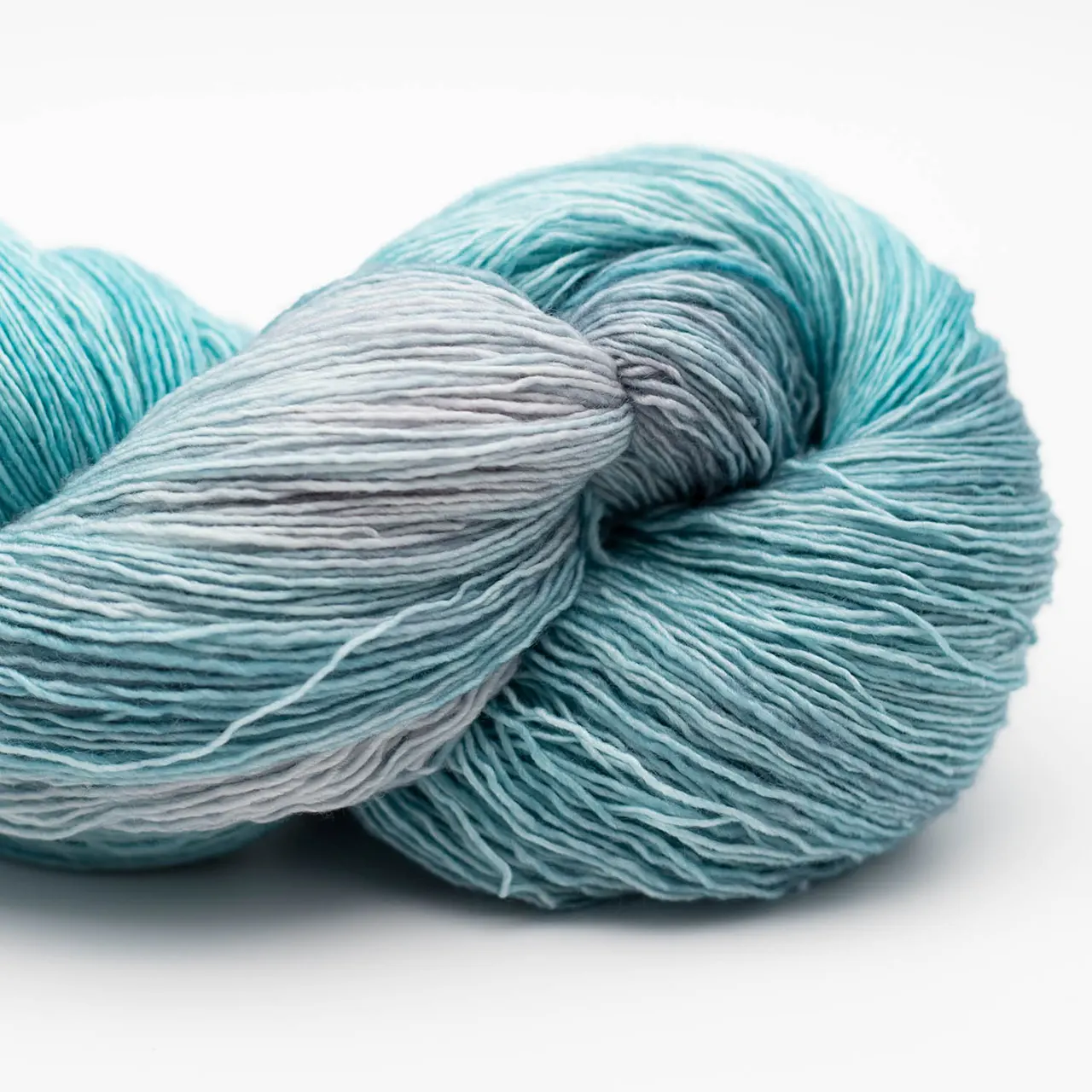 Marina 54 Seaglass (Mint. Grau. Hellblau) von Manos del Uruguay. Ein luxuriöses handgefärbtes Lace-Garn das durch seine besondere Feinheit und Weichheit besticht mit intensiven Farben und leichtem Glanz. Ideal für filigrane und leichte Projekte wie Tücher Schals und Stolen.