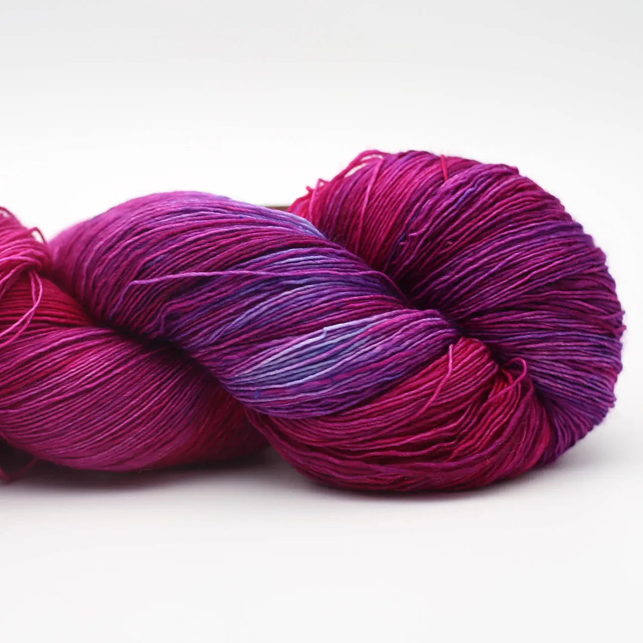 Marina 26003 Vitra (Lila. Pink. Rosa. Hellblau) von Manos del Uruguay. Ein luxuriöses handgefärbtes Lace-Garn das durch seine besondere Feinheit und Weichheit besticht mit intensiven Farben und leichtem Glanz. Ideal für filigrane und leichte Projekte wie Tücher Schals und Stolen.