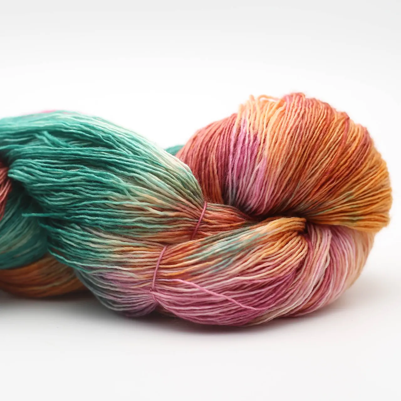 Marina 4000 Camelot (Grün. Orange. Rosa) von Manos del Uruguay. Ein luxuriöses handgefärbtes Lace-Garn das durch seine besondere Feinheit und Weichheit besticht mit intensiven Farben und leichtem Glanz. Ideal für filigrane und leichte Projekte wie Tücher Schals und Stolen.