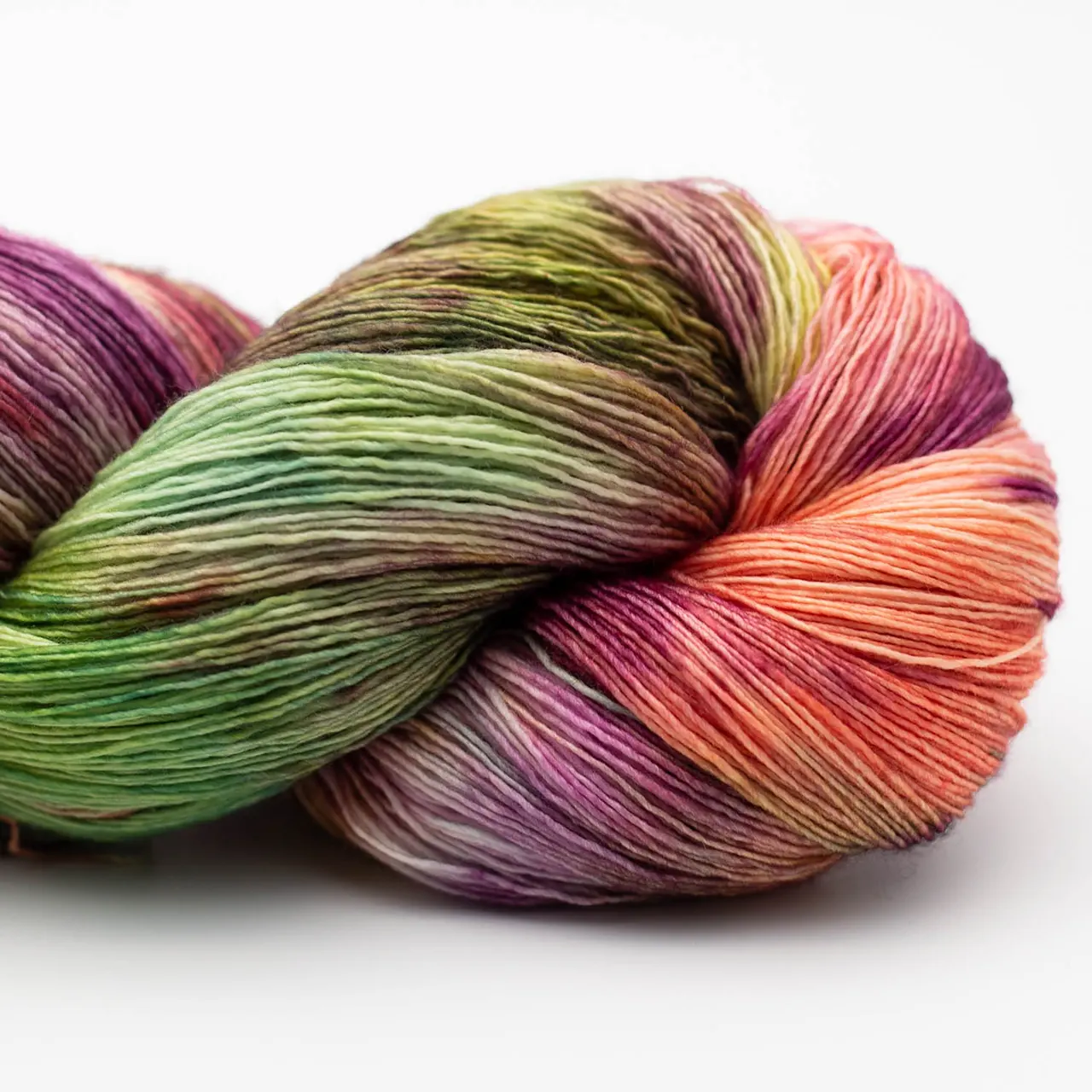 Marina 5000 Cincuenta (Grün. Gelb. Lila. Orange.Rosa) von Manos del Uruguay. Ein luxuriöses handgefärbtes Lace-Garn das durch seine besondere Feinheit und Weichheit besticht mit intensiven Farben und leichtem Glanz. Ideal für filigrane und leichte Projekte wie Tücher Schals und Stolen.