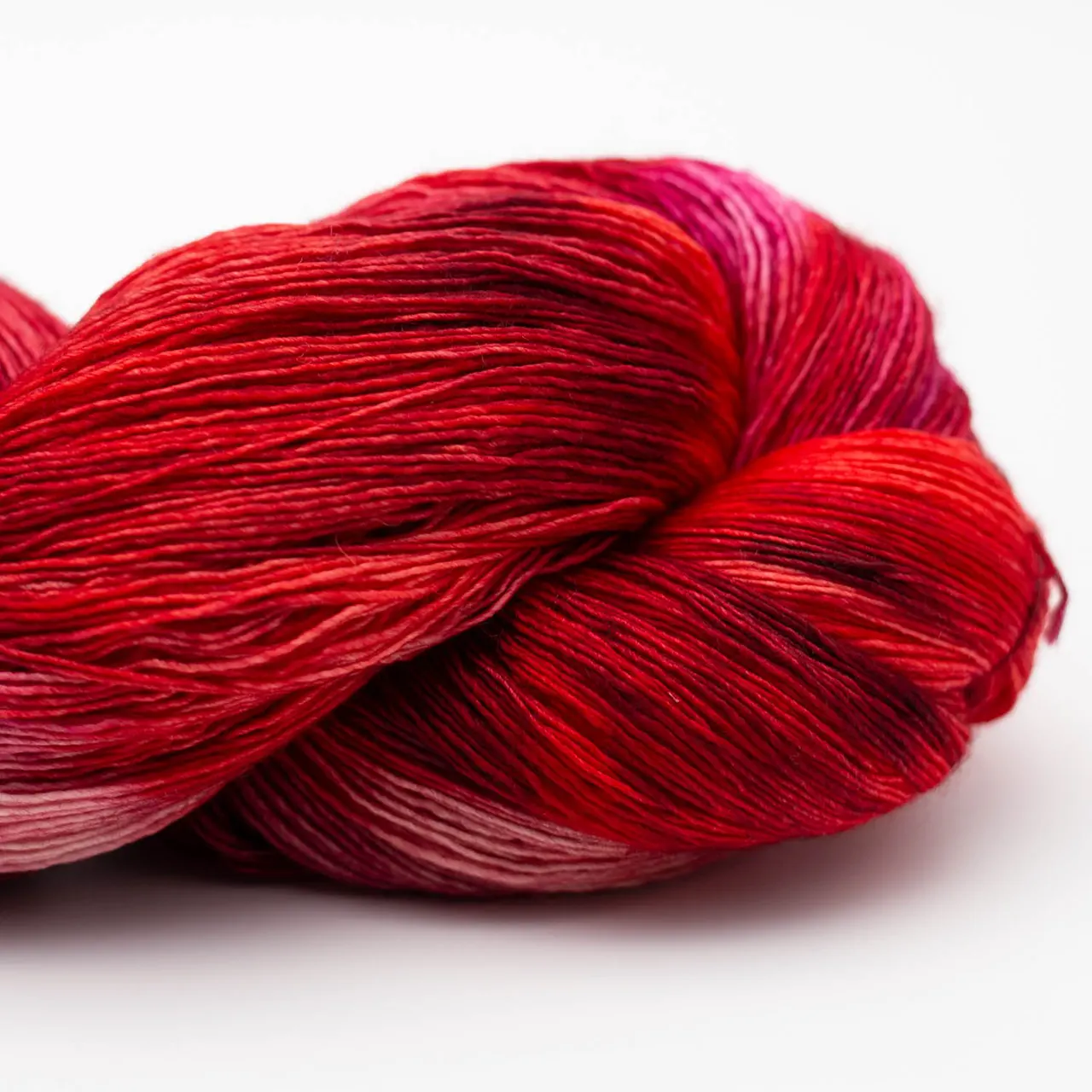 Marina 6422 Sangre (Rot. Rosa) von Manos del Uruguay. Ein luxuriöses handgefärbtes Lace-Garn das durch seine besondere Feinheit und Weichheit besticht mit intensiven Farben und leichtem Glanz. Ideal für filigrane und leichte Projekte wie Tücher Schals und Stolen.