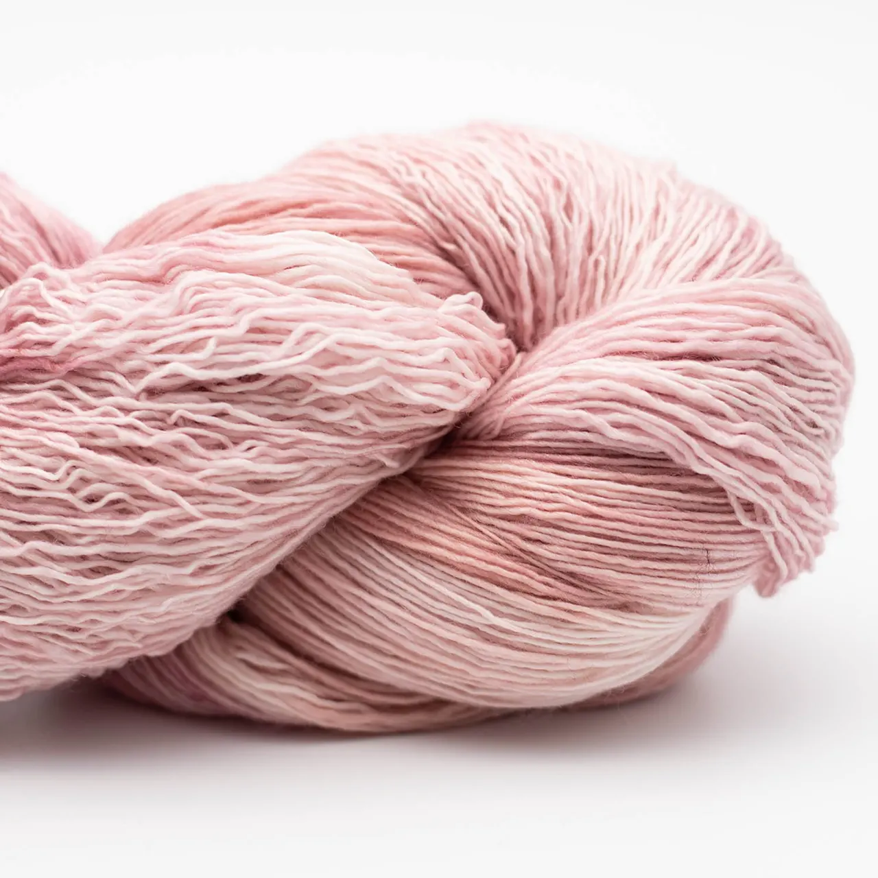 Marina 6447 Rosa (Rosa) von Manos del Uruguay. Ein luxuriöses handgefärbtes Lace-Garn das durch seine besondere Feinheit und Weichheit besticht mit intensiven Farben und leichtem Glanz. Ideal für filigrane und leichte Projekte wie Tücher Schals und Stolen.