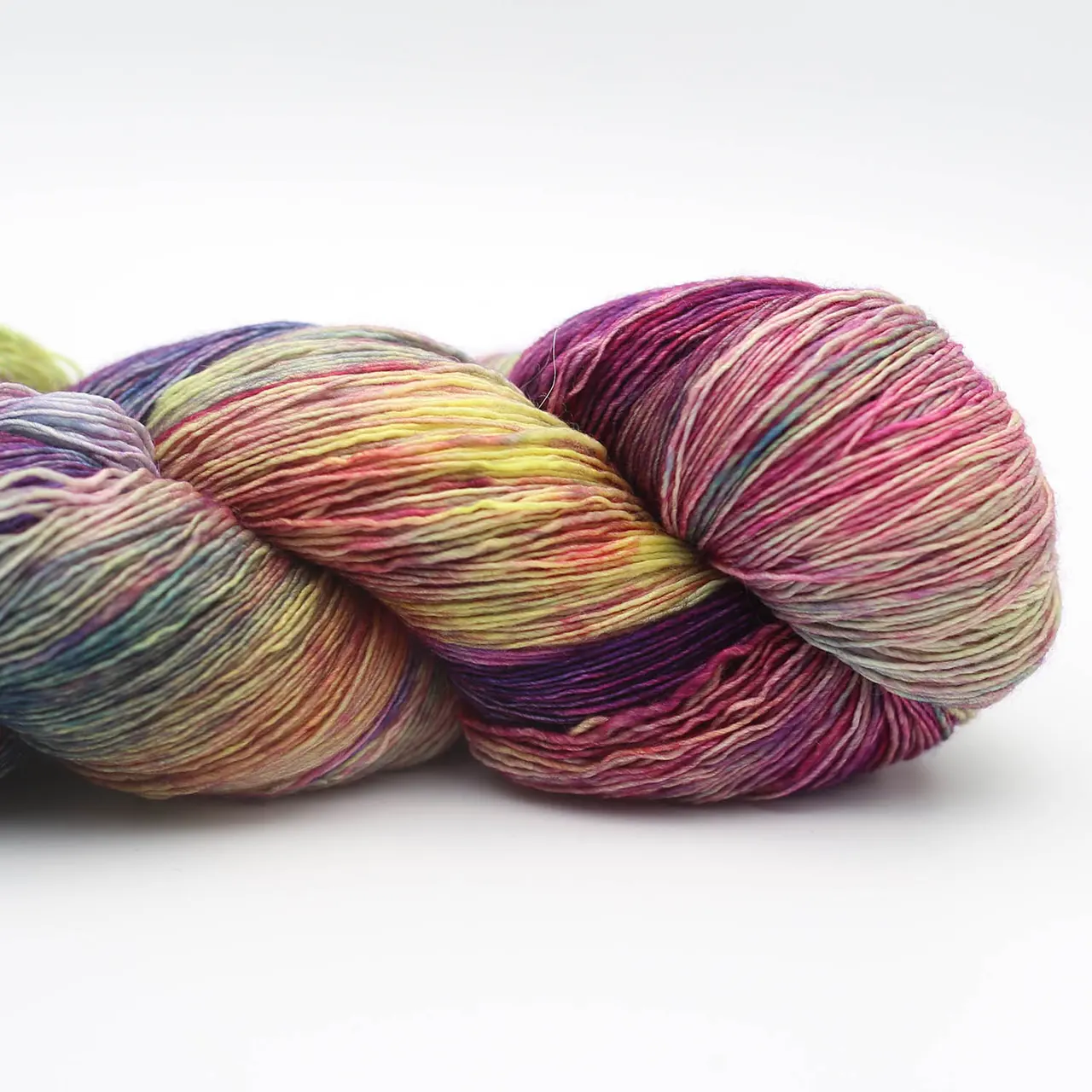 Marina 65003 Baya (Rosa. Gelb. Beere) von Manos del Uruguay. Ein luxuriöses handgefärbtes Lace-Garn das durch seine besondere Feinheit und Weichheit besticht mit intensiven Farben und leichtem Glanz. Ideal für filigrane und leichte Projekte wie Tücher Schals und Stolen.