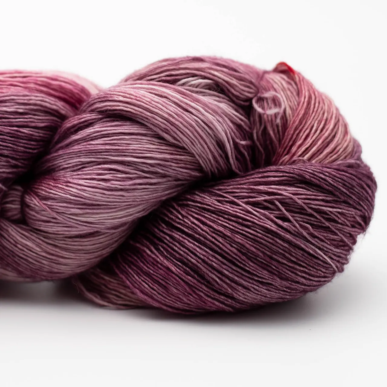 Marina 6958 Grappe Stain (Lila. Rosa. Beere) von Manos del Uruguay. Ein luxuriöses handgefärbtes Lace-Garn das durch seine besondere Feinheit und Weichheit besticht mit intensiven Farben und leichtem Glanz. Ideal für filigrane und leichte Projekte wie Tücher Schals und Stolen.