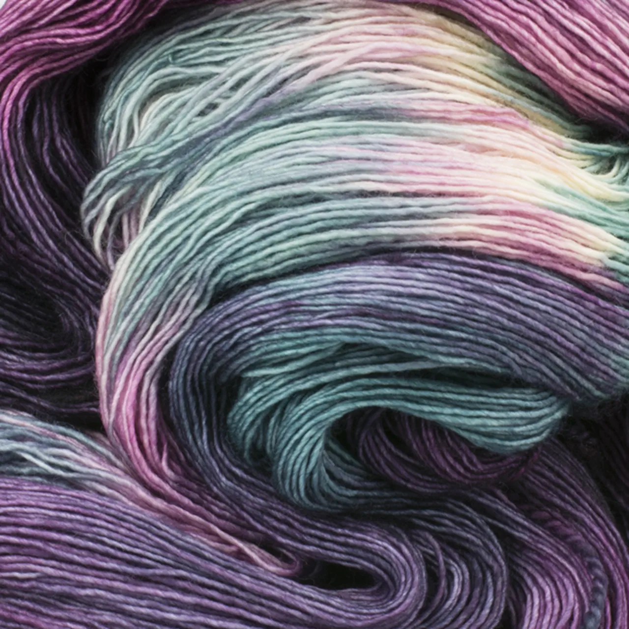 Marina 7165 Shantung (Türkis. Lila. Rosa. Weiß) von Manos del Uruguay. Ein luxuriöses handgefärbtes Lace-Garn das durch seine besondere Feinheit und Weichheit besticht mit intensiven Farben und leichtem Glanz. Ideal für filigrane und leichte Projekte wie Tücher Schals und Stolen.