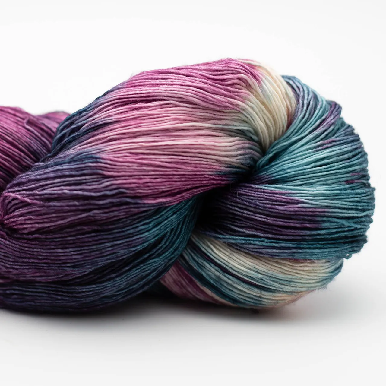Marina 7165 Shantung (Türkis. Lila. Rosa. Weiß) von Manos del Uruguay. Ein luxuriöses handgefärbtes Lace-Garn das durch seine besondere Feinheit und Weichheit besticht mit intensiven Farben und leichtem Glanz. Ideal für filigrane und leichte Projekte wie Tücher Schals und Stolen.