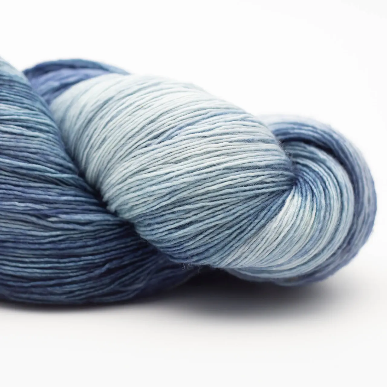 Marina 7338 Denim (Blau. Weiß) von Manos del Uruguay. Ein luxuriöses handgefärbtes Lace-Garn das durch seine besondere Feinheit und Weichheit besticht mit intensiven Farben und leichtem Glanz. Ideal für filigrane und leichte Projekte wie Tücher Schals und Stolen.