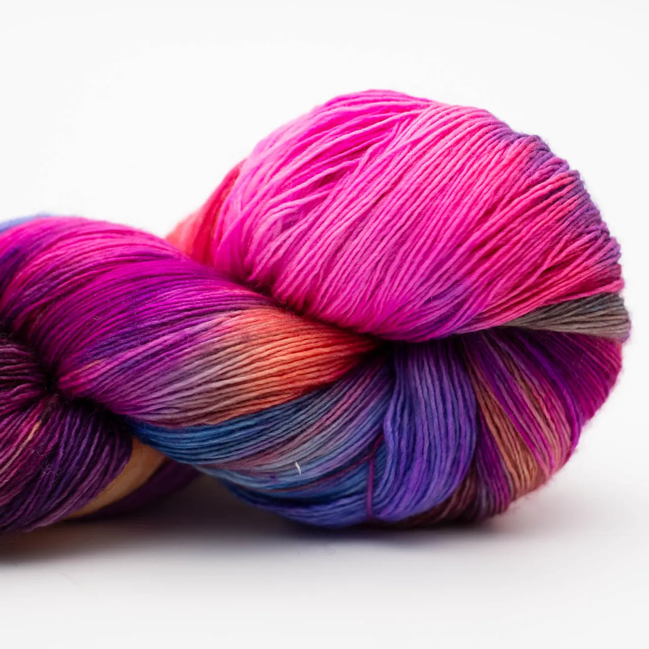 Marina 8726 Holi (Pink. Orange. Blau. Lila) von Manos del Uruguay. Ein luxuriöses handgefärbtes Lace-Garn das durch seine besondere Feinheit und Weichheit besticht mit intensiven Farben und leichtem Glanz. Ideal für filigrane und leichte Projekte wie Tücher Schals und Stolen.