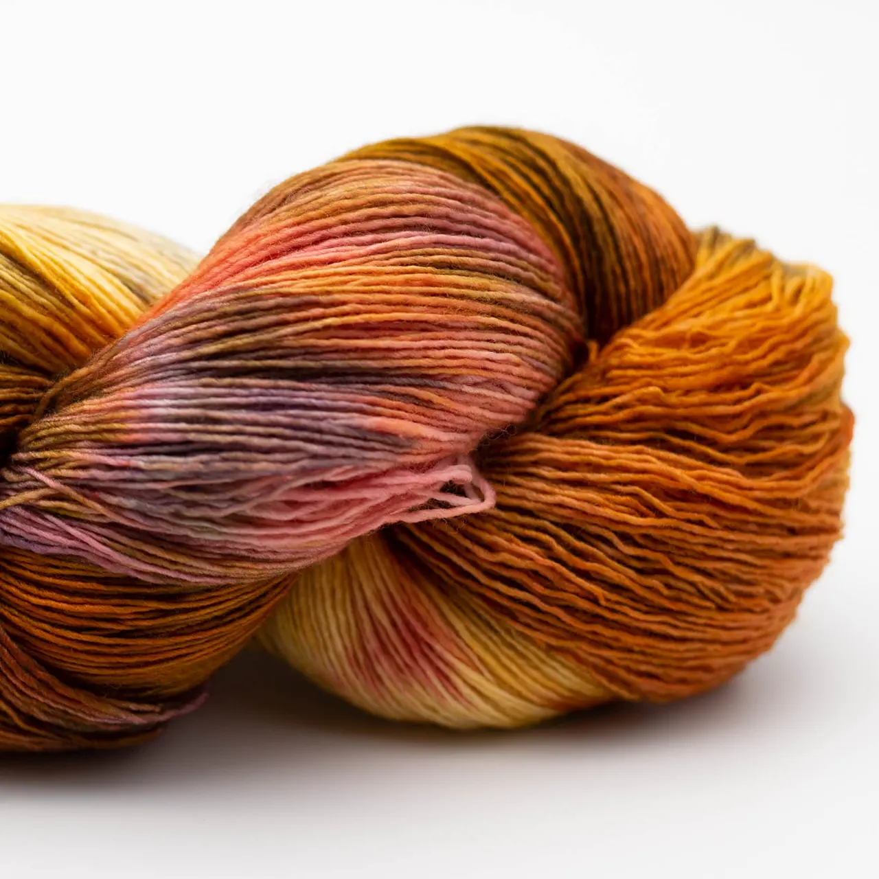 Marina 8917 Butia (Gelb. Orange. Braun. Rosa) von Manos del Uruguay. Ein luxuriöses handgefärbtes Lace-Garn das durch seine besondere Feinheit und Weichheit besticht mit intensiven Farben und leichtem Glanz. Ideal für filigrane und leichte Projekte wie Tücher Schals und Stolen.