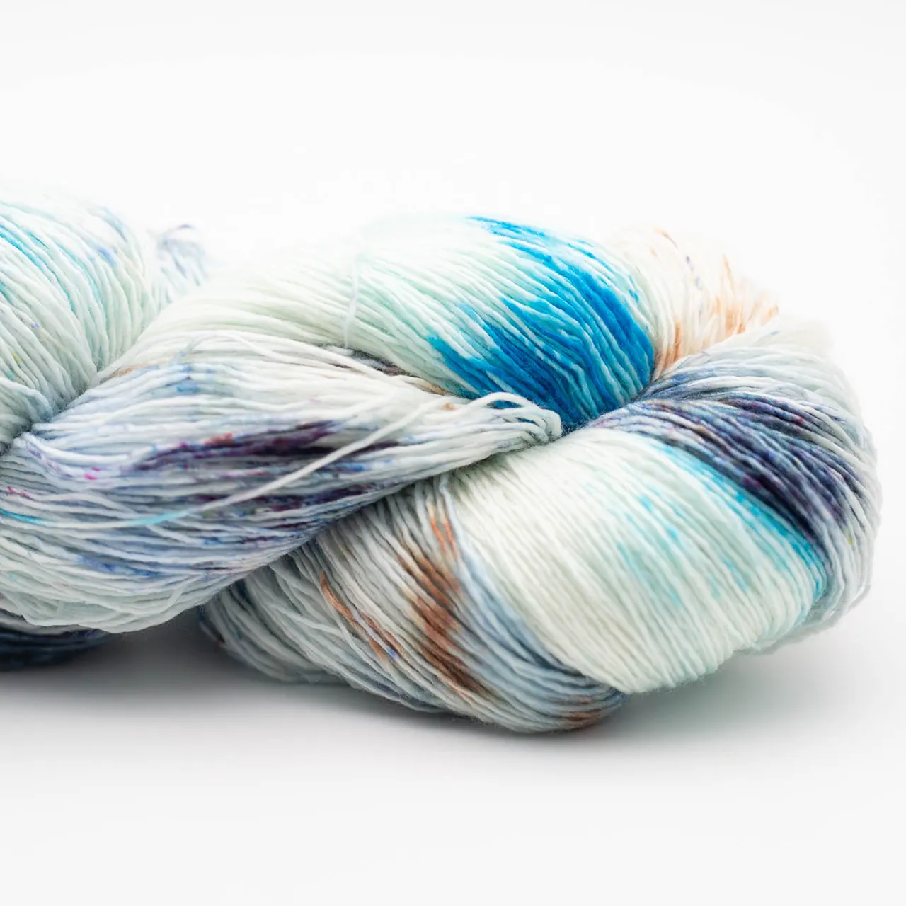 Marina 9000 Frozen (Blau. Türkis. Weiß. Braun) von Manos del Uruguay. Ein luxuriöses handgefärbtes Lace-Garn das durch seine besondere Feinheit und Weichheit besticht mit intensiven Farben und leichtem Glanz. Ideal für filigrane und leichte Projekte wie Tücher Schals und Stolen.