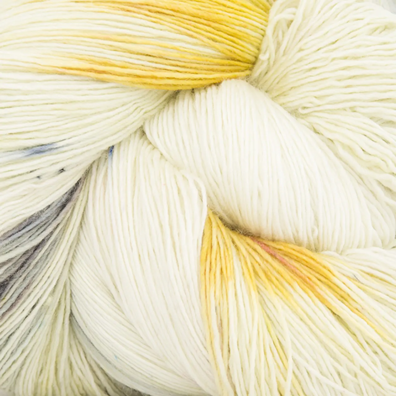 Marina 9001 Oro Viejo (Gelb. Weiß. Schwarz) von Manos del Uruguay. Ein luxuriöses handgefärbtes Lace-Garn das durch seine besondere Feinheit und Weichheit besticht mit intensiven Farben und leichtem Glanz. Ideal für filigrane und leichte Projekte wie Tücher Schals und Stolen.