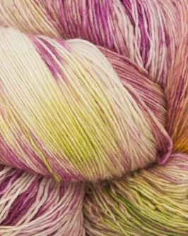 <span class="yarn-title">Marina</span> <span class="yarn-color">9003 Mango Berry (Gelb, Rosa, Weiß)</span>