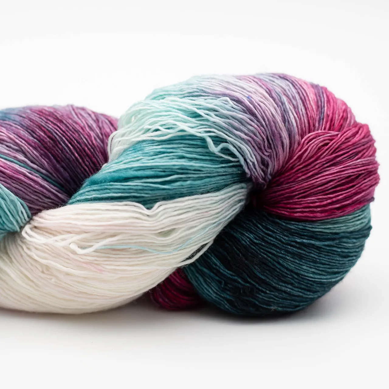 Marina 9202 Grand Hotel (Mint. Helblau. Weiß. Rosa. Beere) von Manos del Uruguay. Ein luxuriöses handgefärbtes Lace-Garn das durch seine besondere Feinheit und Weichheit besticht mit intensiven Farben und leichtem Glanz. Ideal für filigrane und leichte Projekte wie Tücher Schals und Stolen.