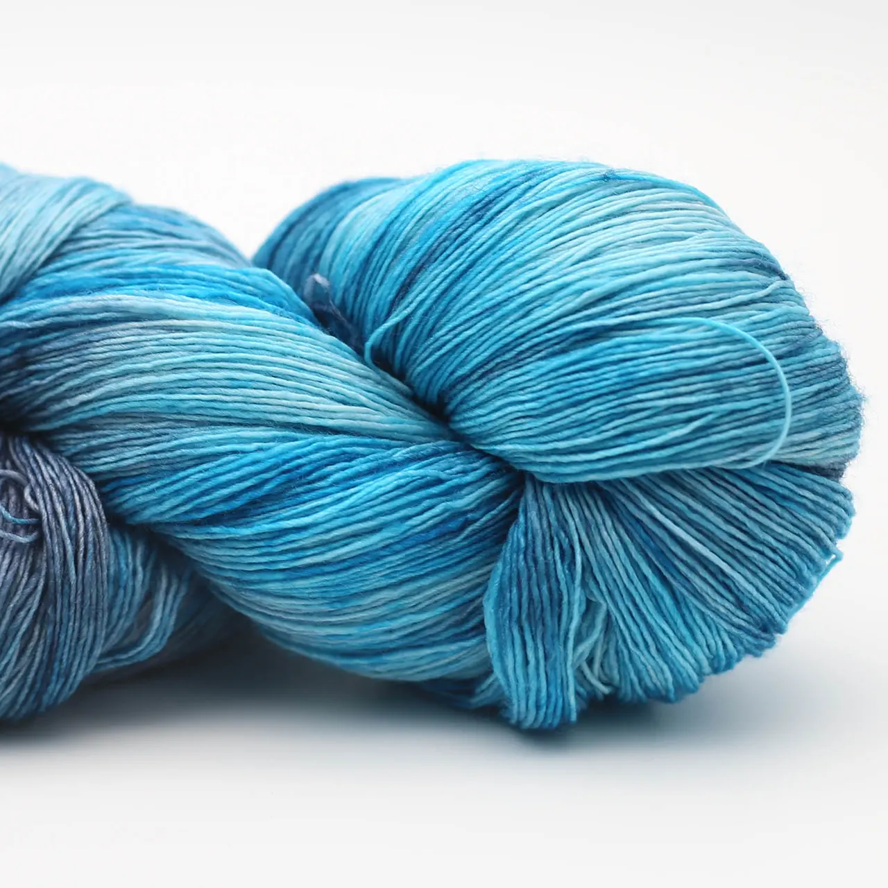 Marina 9952 Calypso (Türkis. Blau) von Manos del Uruguay. Ein luxuriöses handgefärbtes Lace-Garn das durch seine besondere Feinheit und Weichheit besticht mit intensiven Farben und leichtem Glanz. Ideal für filigrane und leichte Projekte wie Tücher Schals und Stolen.