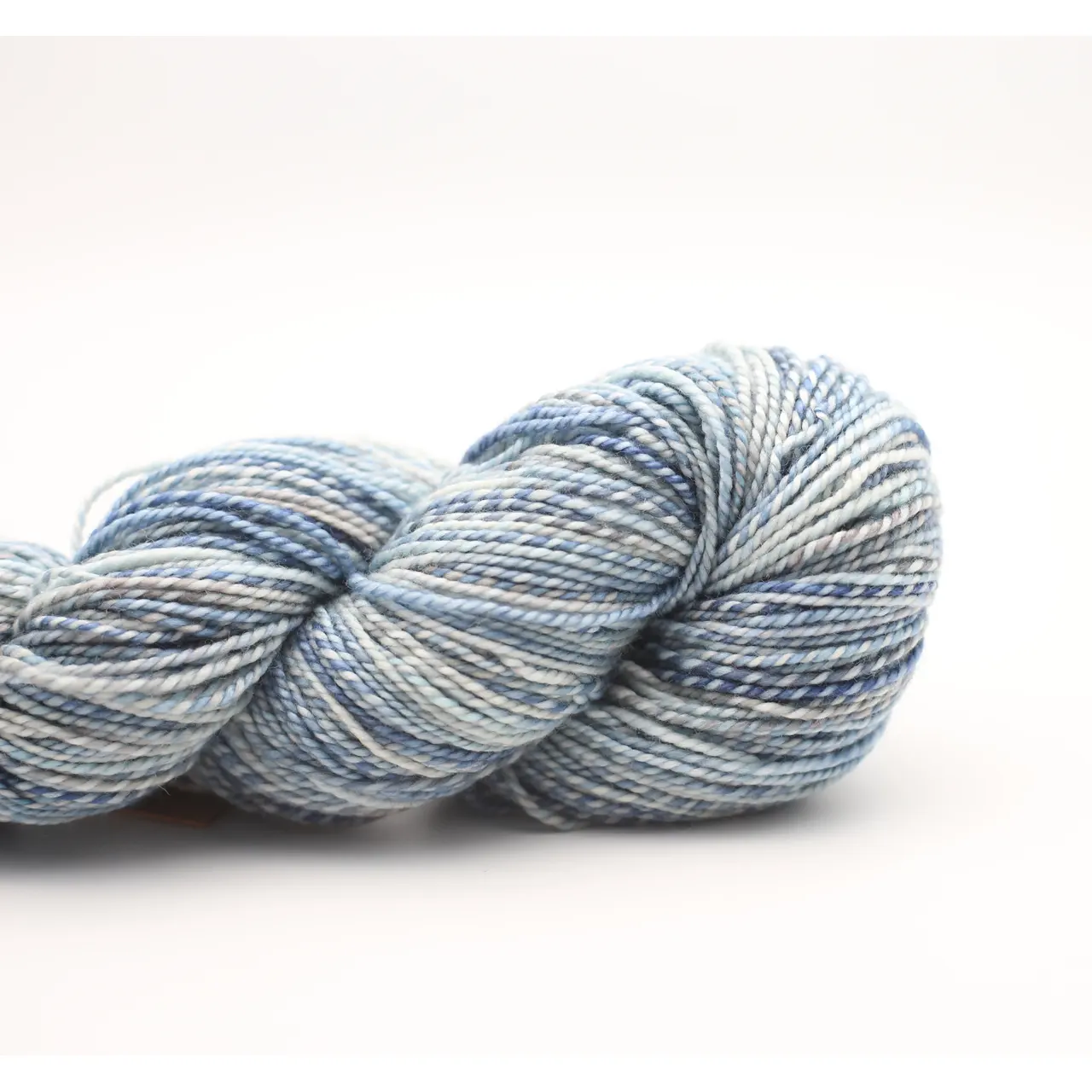 Marla K401 Nube (Blau-Hellblau-Weiß-Hellgrau) von Manos del Uruguay. Ein vielseitiges handgefärbtes Garn das aus 100% feiner Superwash-Merinowolle besteht. Herrlich weich absolut kratzfrei und schön pflegeleicht - die Schwesterwolle von Sami